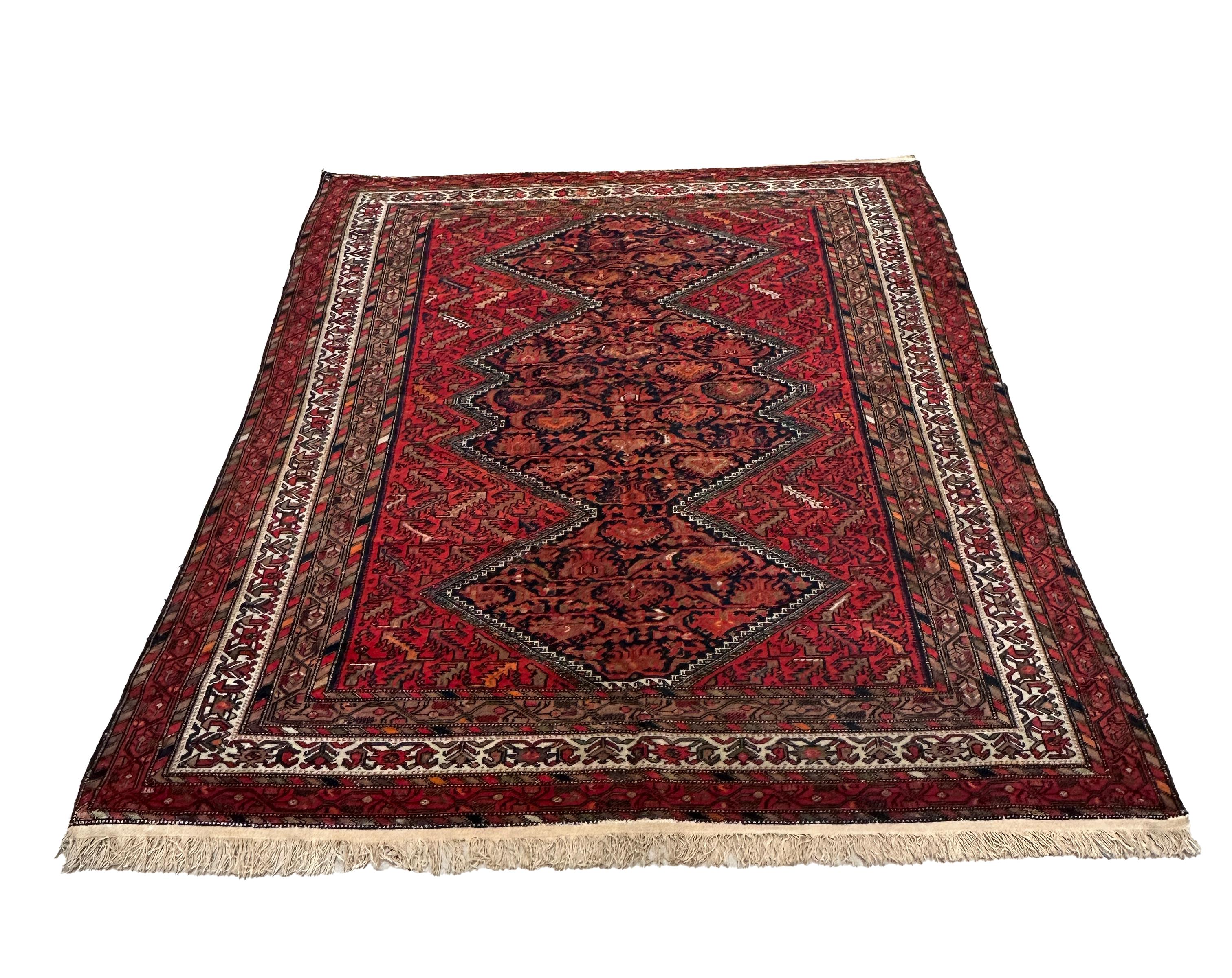 Verschönern Sie Ihr Interieur mit dem klassischen Charme unseres Teppichs Old 5x5.10 Persian Red Wool Rug. Dieses atemberaubende Stück besticht durch einen satten, tiefroten Hintergrund, der mit komplizierten braunen Details verziert ist und das
