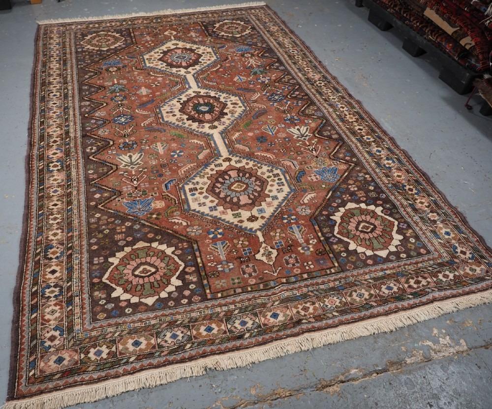 Alter Abedeh-Teppich mit dem Stammesmedaillon-Muster
Um 1930
Der Teppich hat ein traditionelles Stammesmuster mit einem dreifach verknüpften Medaillon, das Feld ist mit Stammesmusterelementen wie Blumen, Sträuchern und Vögeln gefüllt.

Das Design