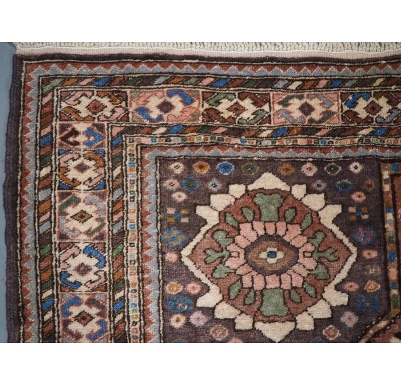 Old Abedeh Dorfteppich im Stammesdesign, weiche Farben, um 1930 (Stammeskunst) im Angebot