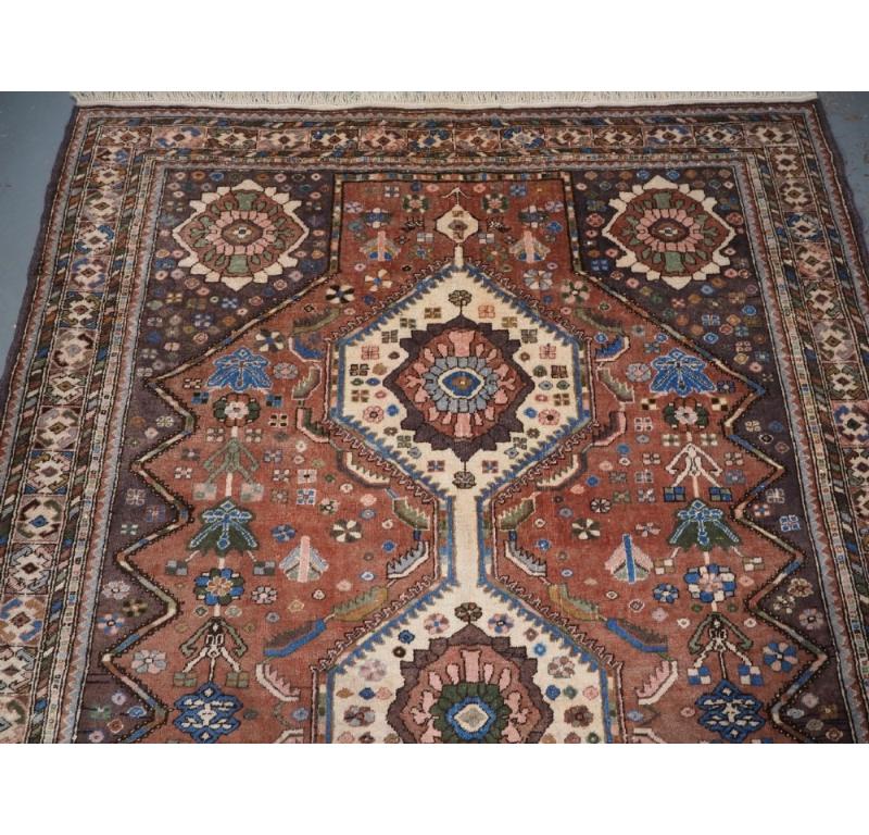 Old Abedeh Dorfteppich im Stammesdesign, weiche Farben, um 1930 (Persisch) im Angebot