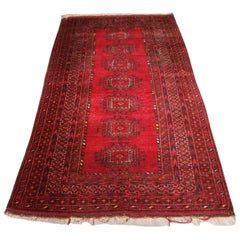 Antigua alfombra larga de aldea afgana con guls turcomanos, circa 1920c