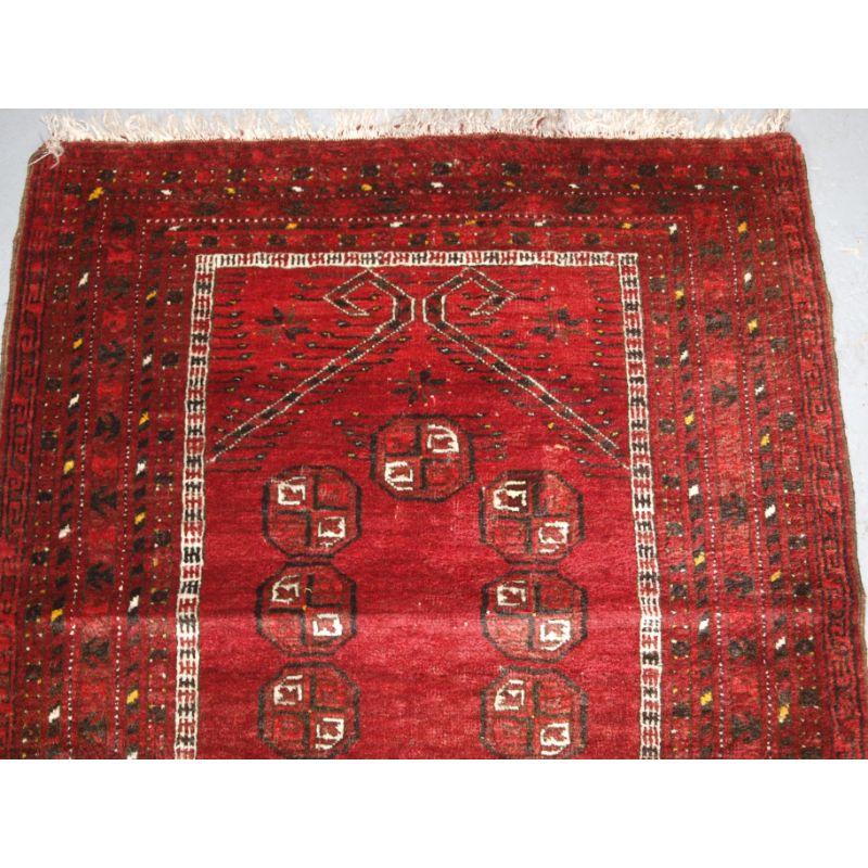 Ancien tapis de prière de village afghan avec motif de corne de bélier sur le Mihrab.

Circa 1920.

Tapis de prière traditionnel afghan avec le mihrab en corne de bélier et le champ rempli de onze guls turkmènes.

Le tapis est en bon état avec