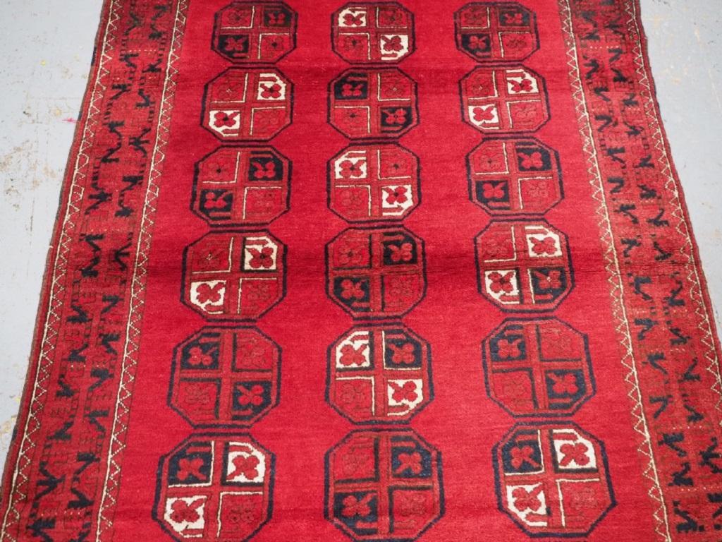 Ancien tapis de village afghan à motifs traditionnels turkmènes Ersari
Vers 1930

Le tapis comporte 3 rangées de 8 guls turkmènes Ersari, le tapis a un fond rouge garance clair, la bordure est d'un motif turkmène afghan traditionnel.

Le tapis est