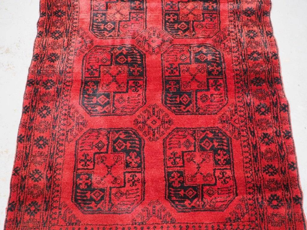 Ancien tapis de village afghan de conception traditionnelle avec deux rangées de trois grands guls. Le tapis est de couleur rouge moyen avec des motifs en bleu foncé/noir.
Circa 1940

Un très bon tapis d'ameublement résistant

Le tapis est en