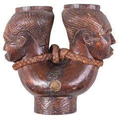 Alte afrikanische Tasse mit Köpfen