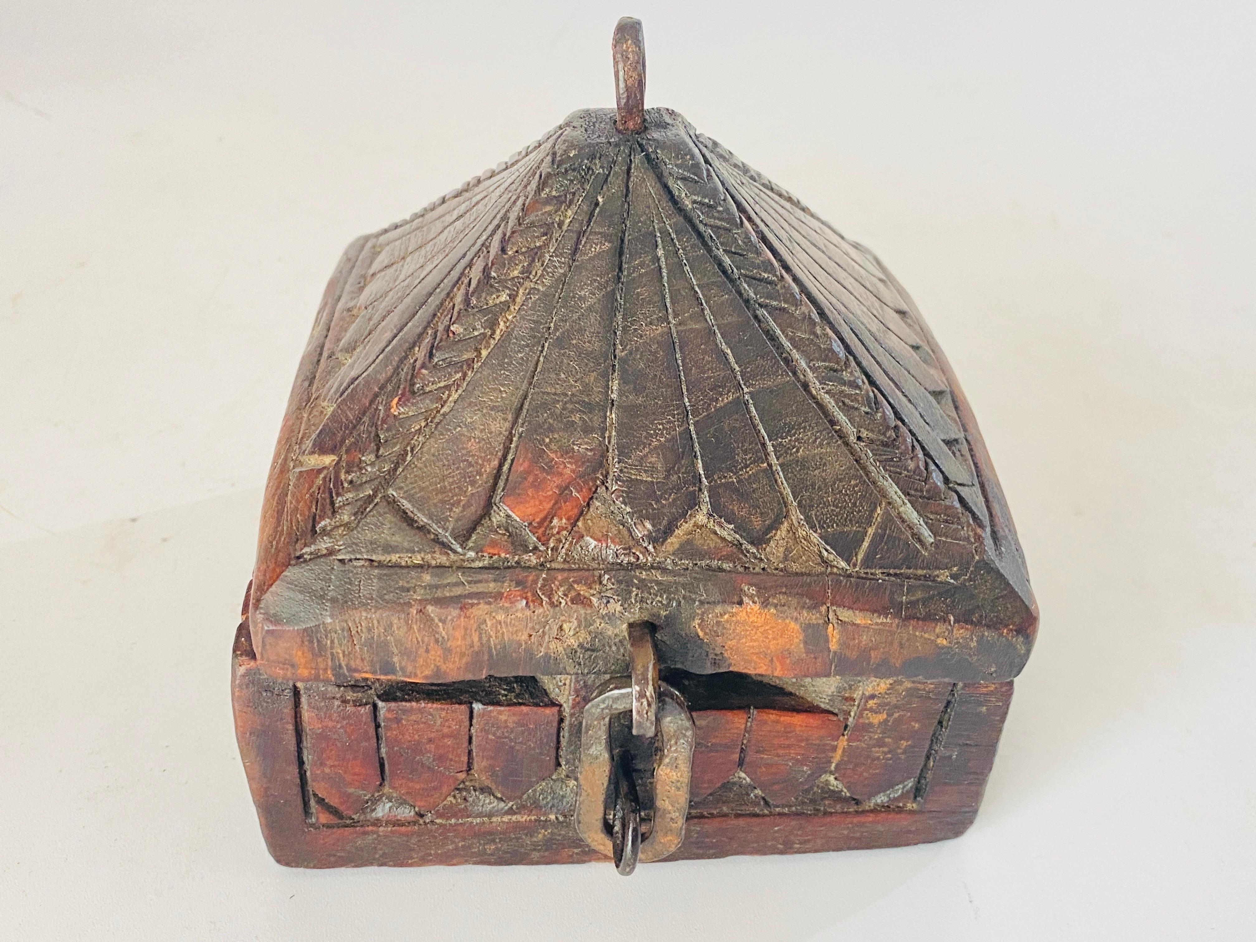 Old African Hand Carved Wooden Box 19th Century Brown Color Powder Box For Sale 6