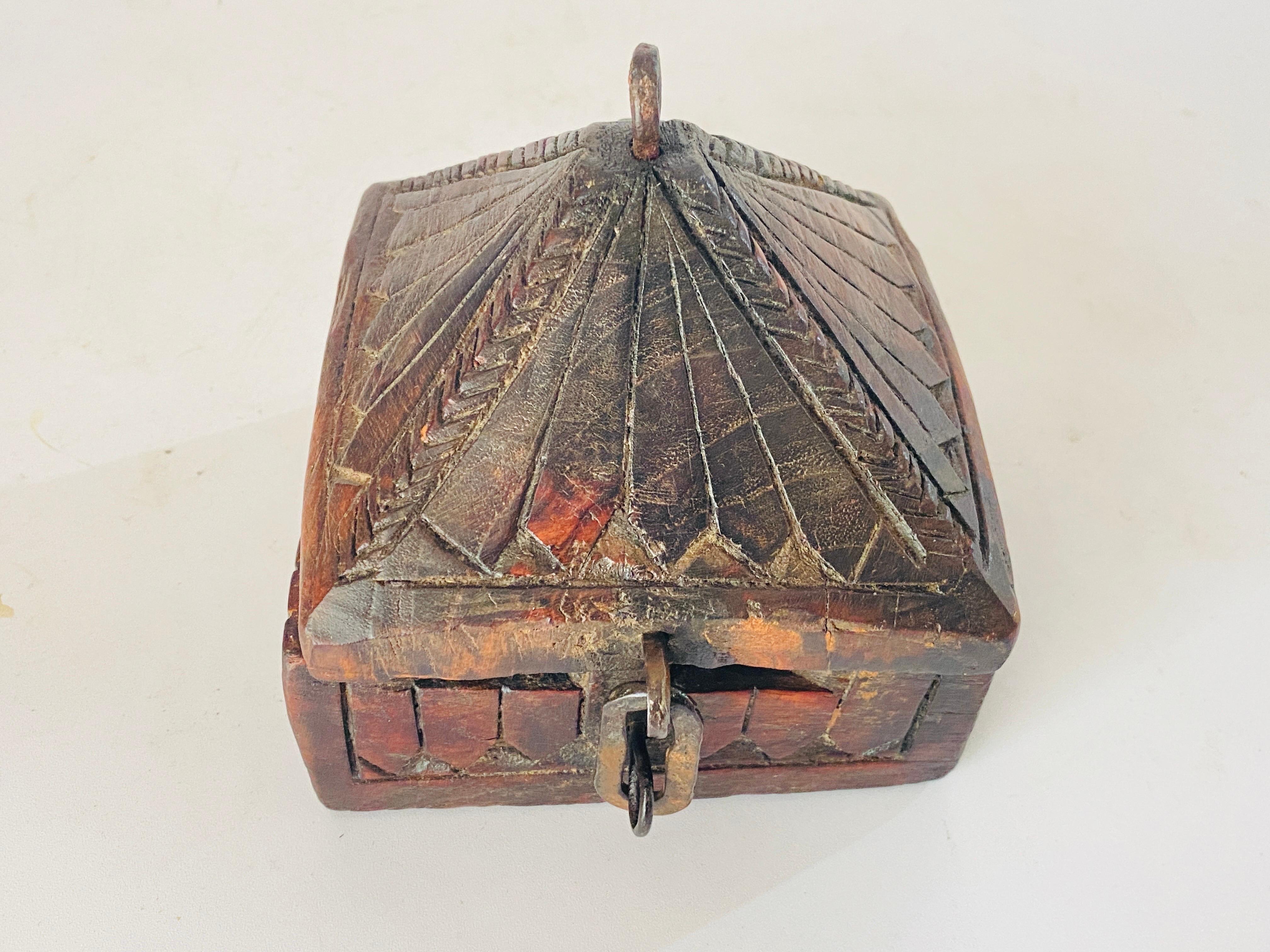 Old African Hand Carved Wooden Box 19th Century Brown Color Powder Box In Good Condition For Sale In Auribeau sur Siagne, FR