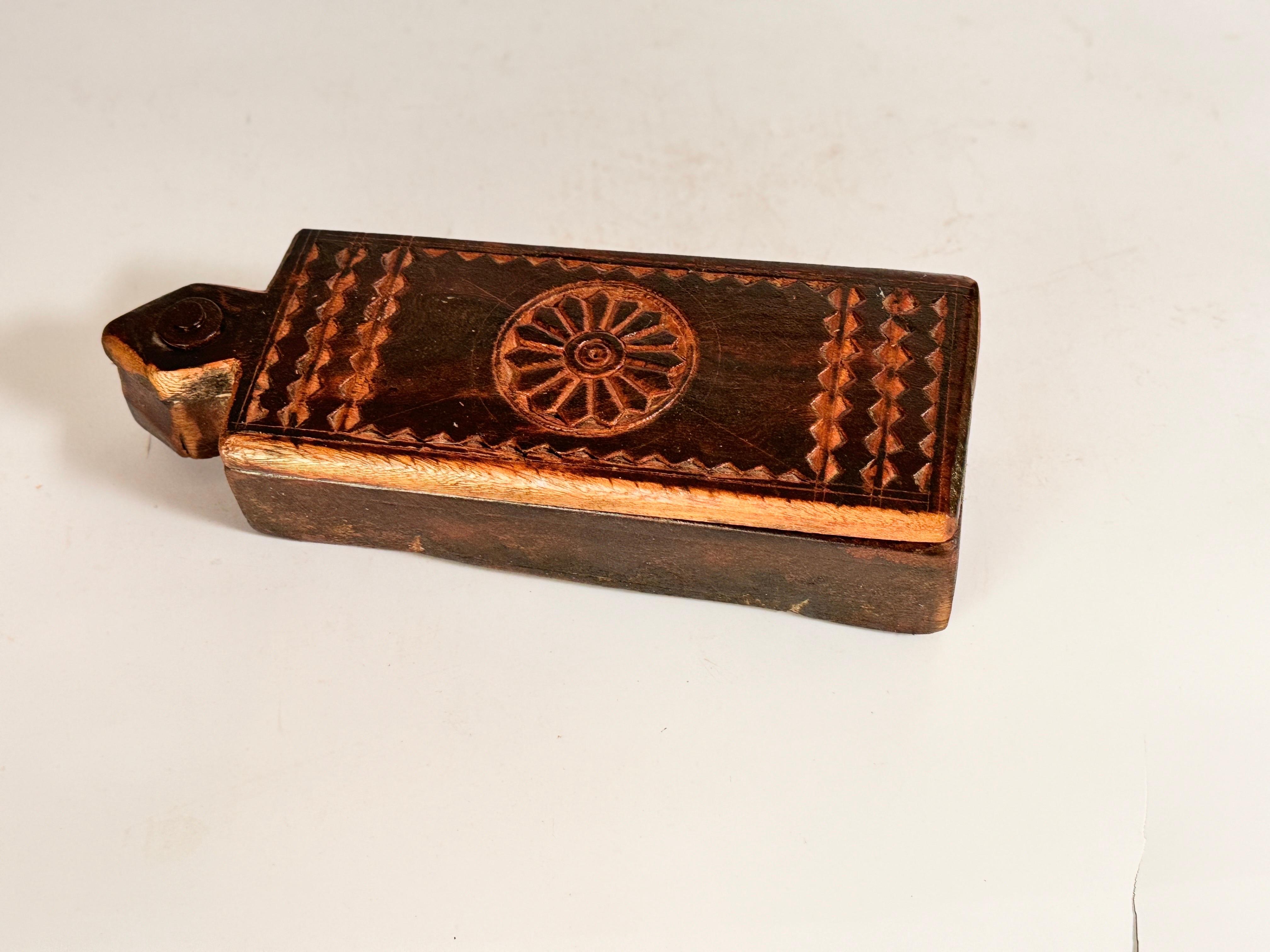 XIXe siècle Ancienne boîte en bois africain sculptée à la main 19ème siècle Boîte à poudre couleur Brown en vente