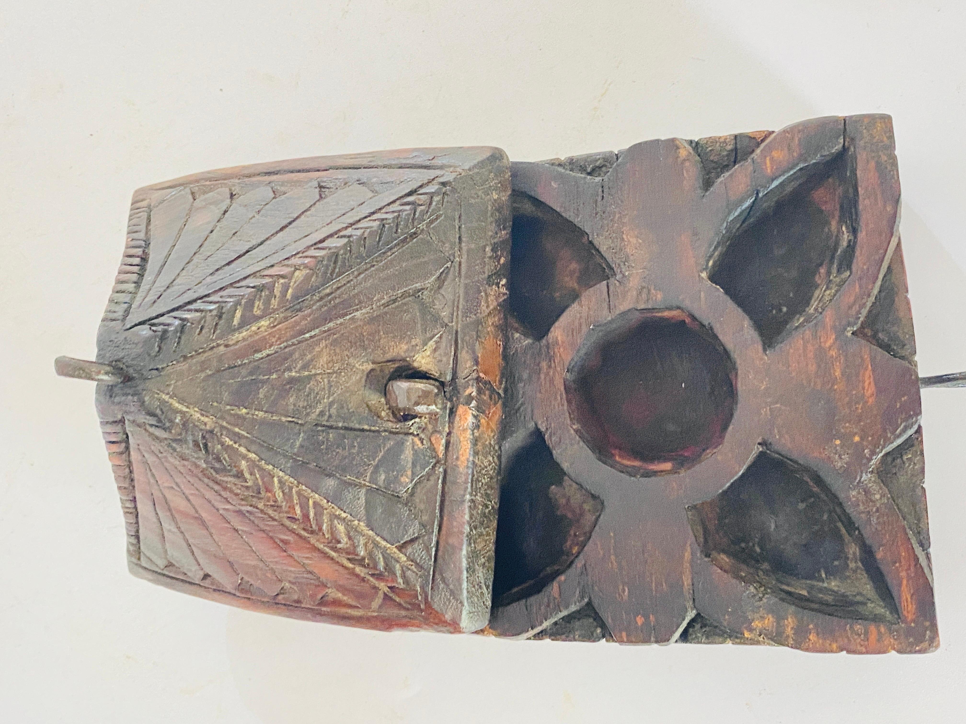 Old African Hand Carved Wooden Box 19th Century Brown Color Powder Box For Sale 3