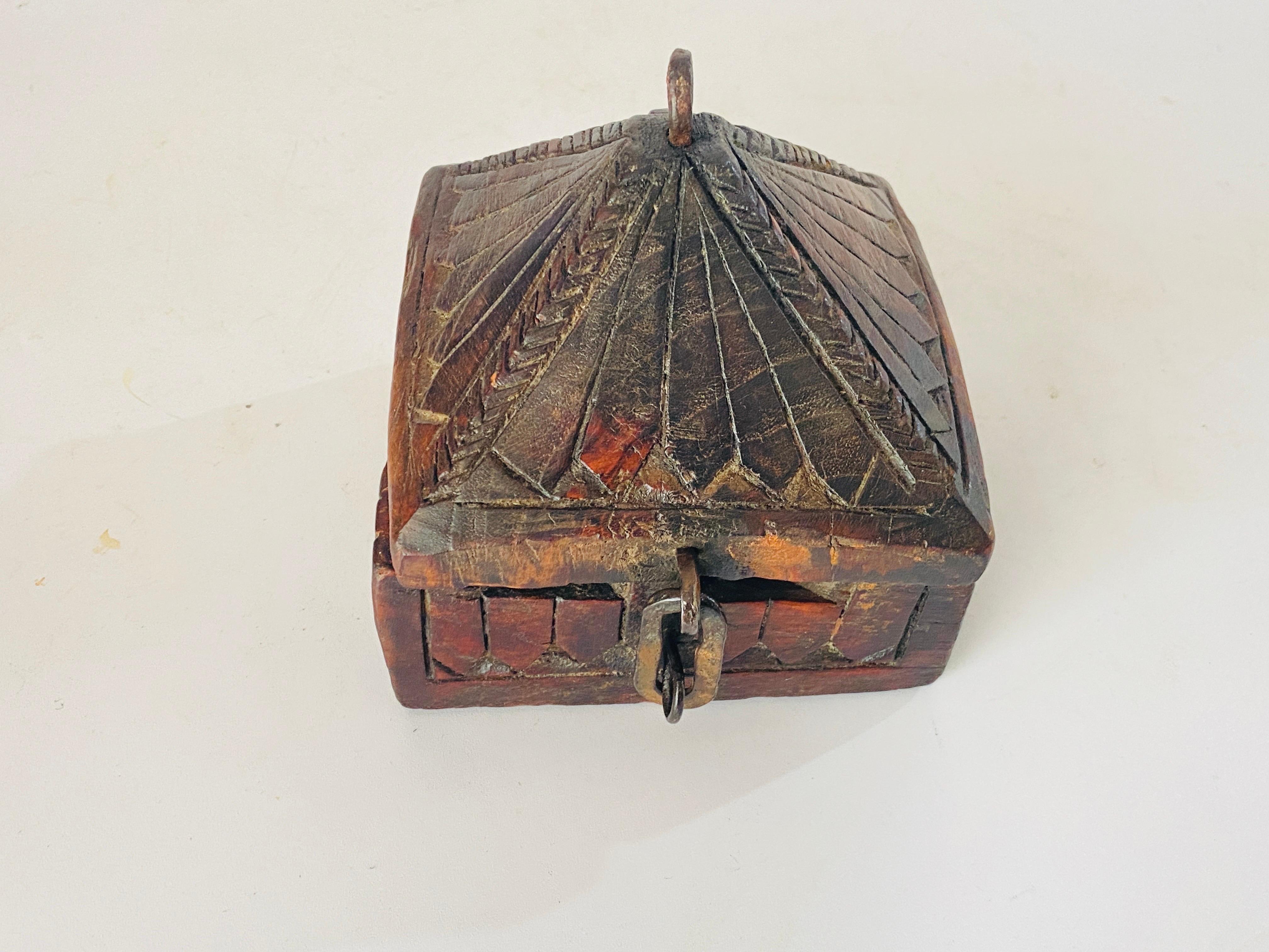 Old African Hand Carved Wooden Box 19th Century Brown Color Powder Box For Sale 4