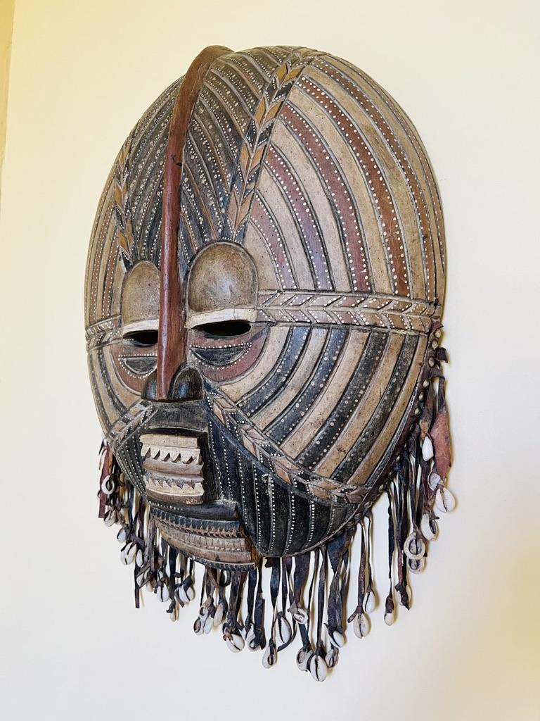Cameroonian Old african mask in wood polychromed with leader and whelks For Sale