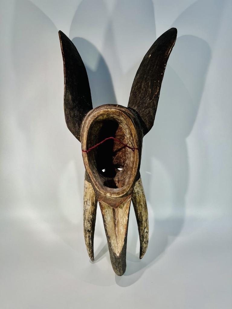 große alte afrikanische Maske Polychromie in Holz um 1900 Darstellung Elefant hatte im Zustand „Gut“ im Angebot in Rio De Janeiro, RJ