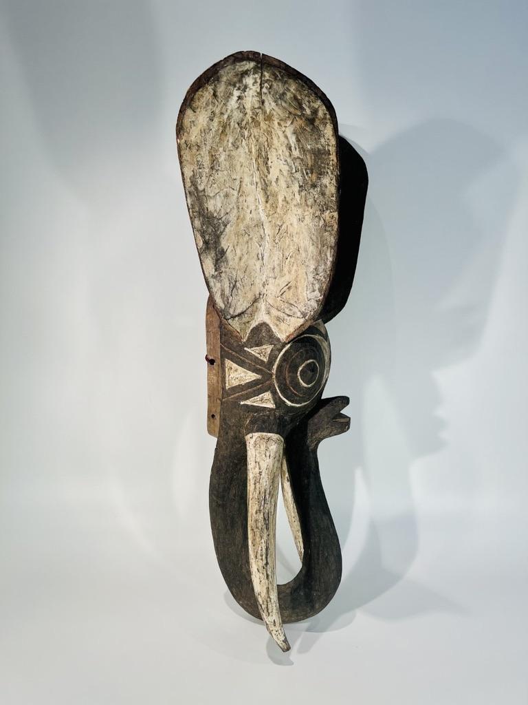 große alte afrikanische Maske Polychromie in Holz um 1900 Darstellung Elefant hatte (Frühes 20. Jahrhundert) im Angebot