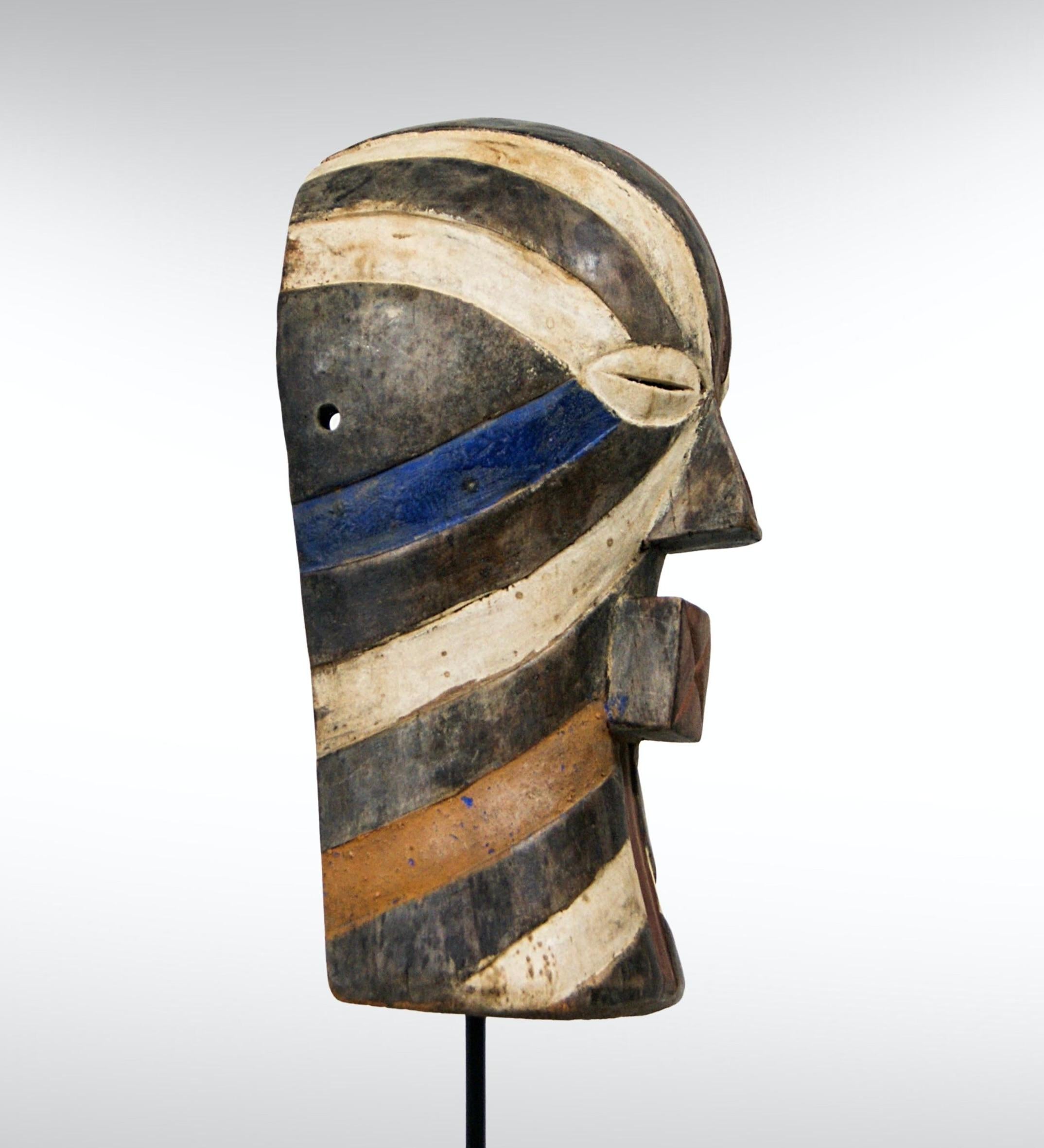 Alte afrikanische Songye-Wandmaske mit weiblichem Kifwebe-Gesicht und expressionistischem Gesicht in Großformat (Stammeskunst) im Angebot