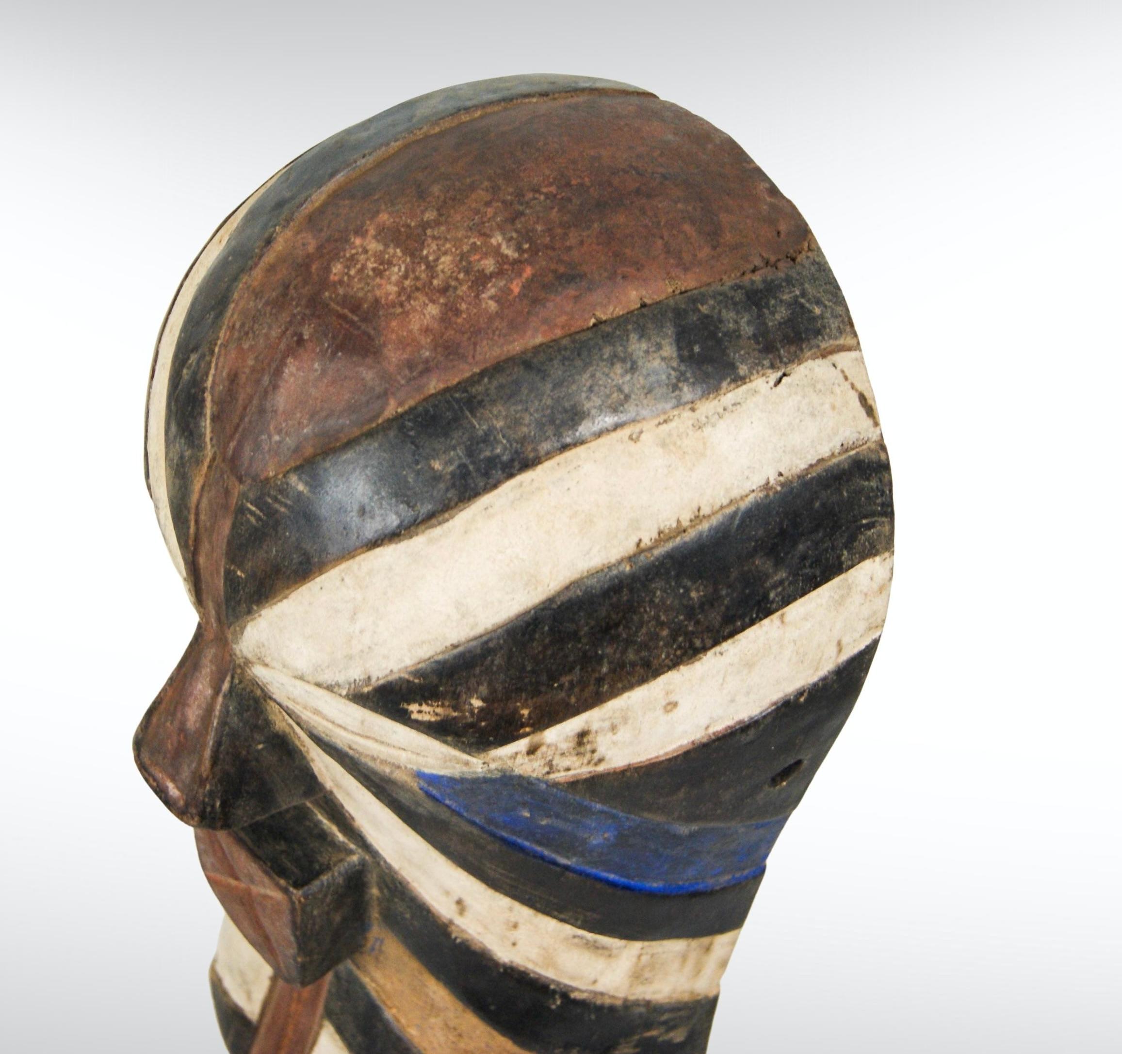 Alte afrikanische Songye-Wandmaske mit weiblichem Kifwebe-Gesicht und expressionistischem Gesicht in Großformat (Kongolesisch) im Angebot