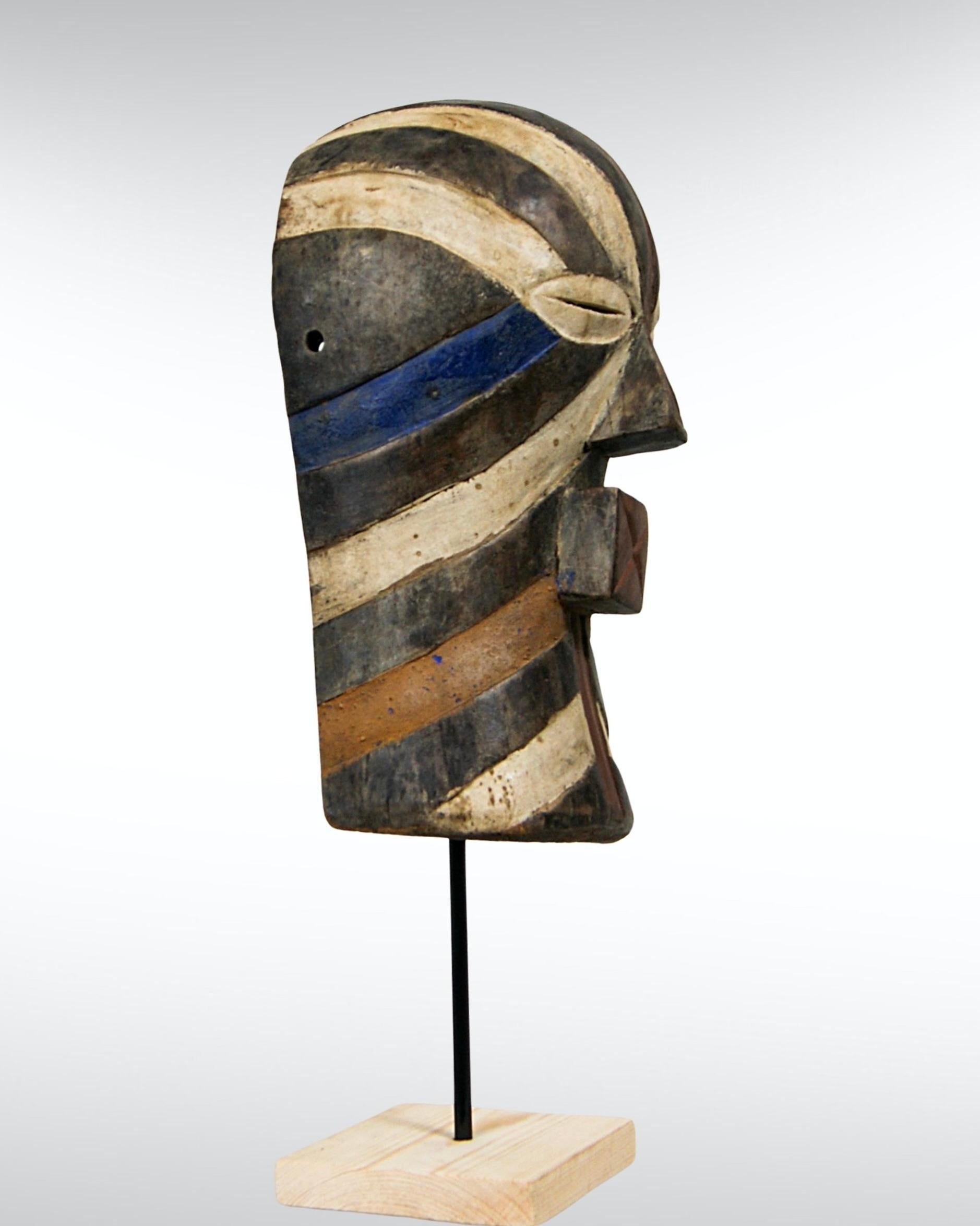 Alte afrikanische Songye-Wandmaske mit weiblichem Kifwebe-Gesicht und expressionistischem Gesicht in Großformat (Geschnitzt) im Angebot