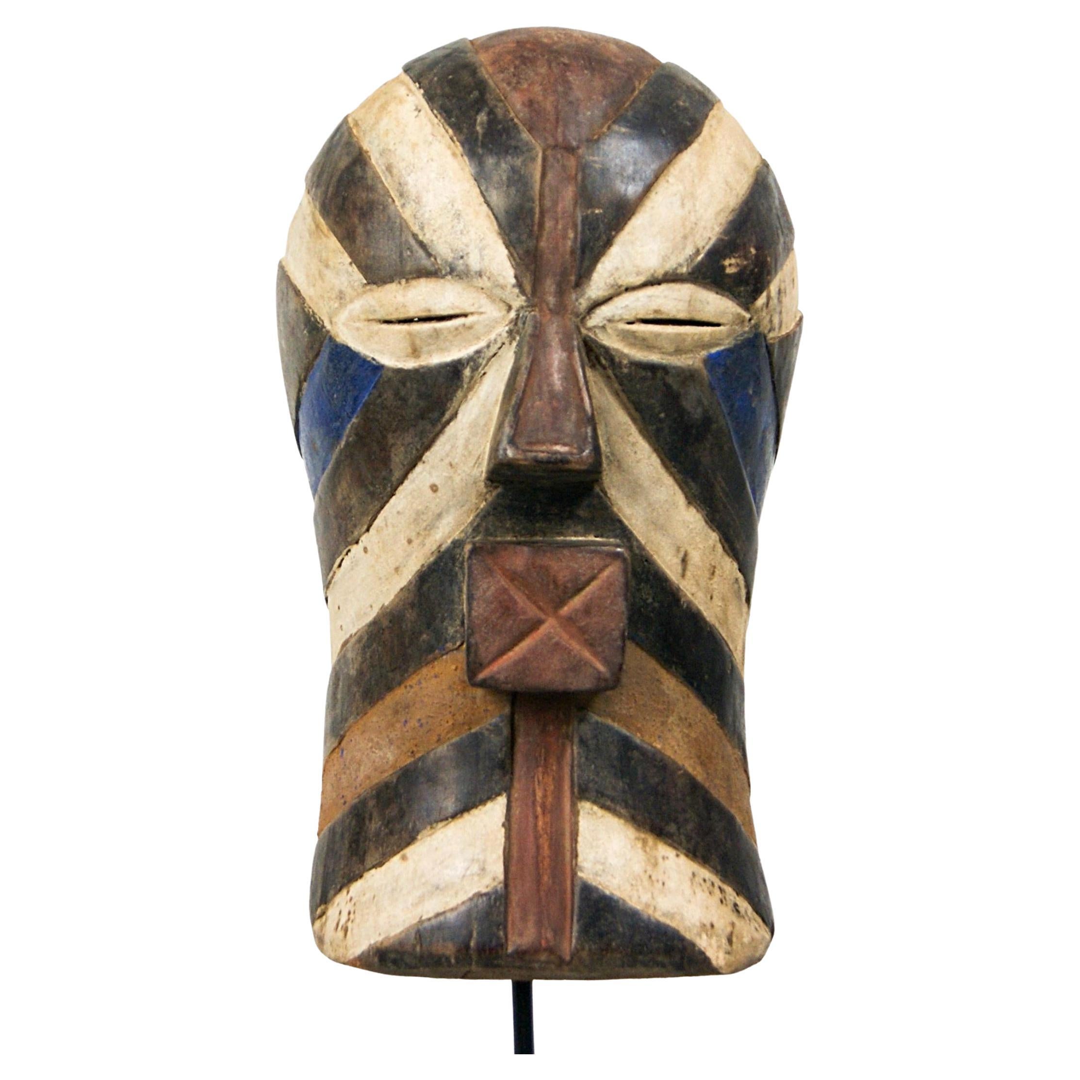Alte afrikanische Songye-Wandmaske mit weiblichem Kifwebe-Gesicht und expressionistischem Gesicht in Großformat