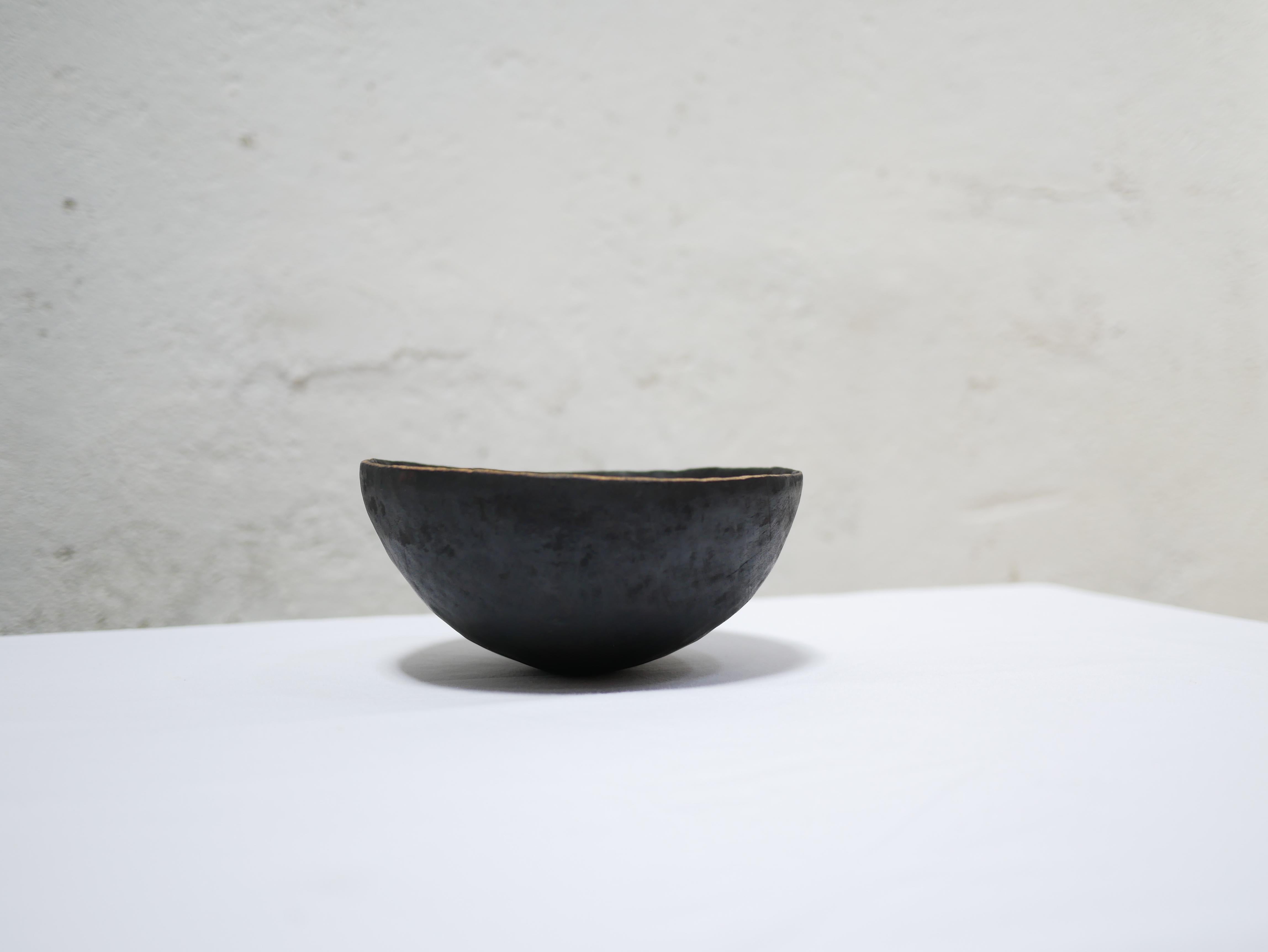 Wooden bowl handcrafted in Africa in the 1950s.

With its raw shape and organic hue, it will be perfect in a natural, refined and delicate decoration. Ideal in a wabi-sabi decoration.
We simply imagine it placed on a shelf, a piece of furniture or