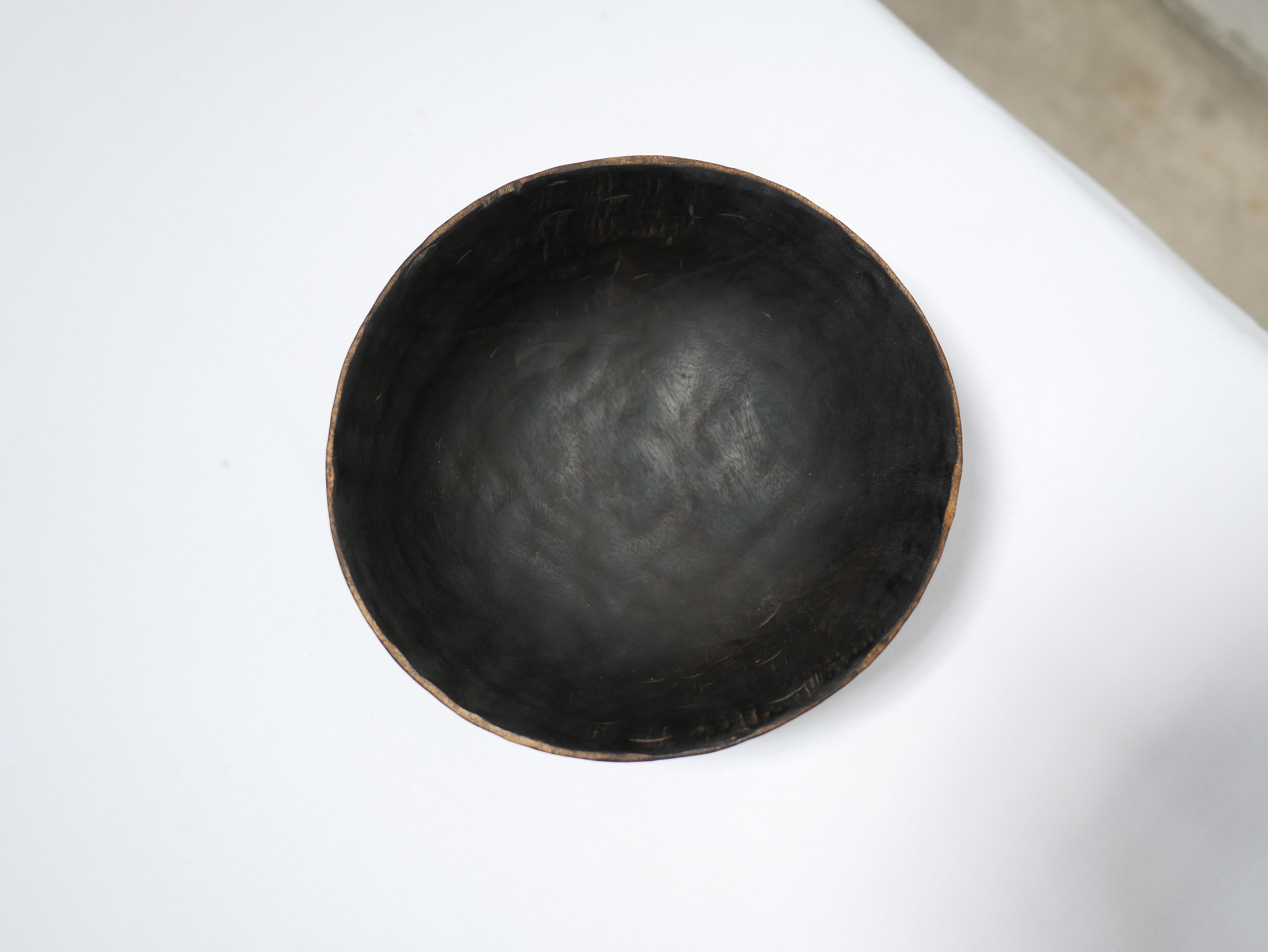 Old African wooden bowl For Sale 1