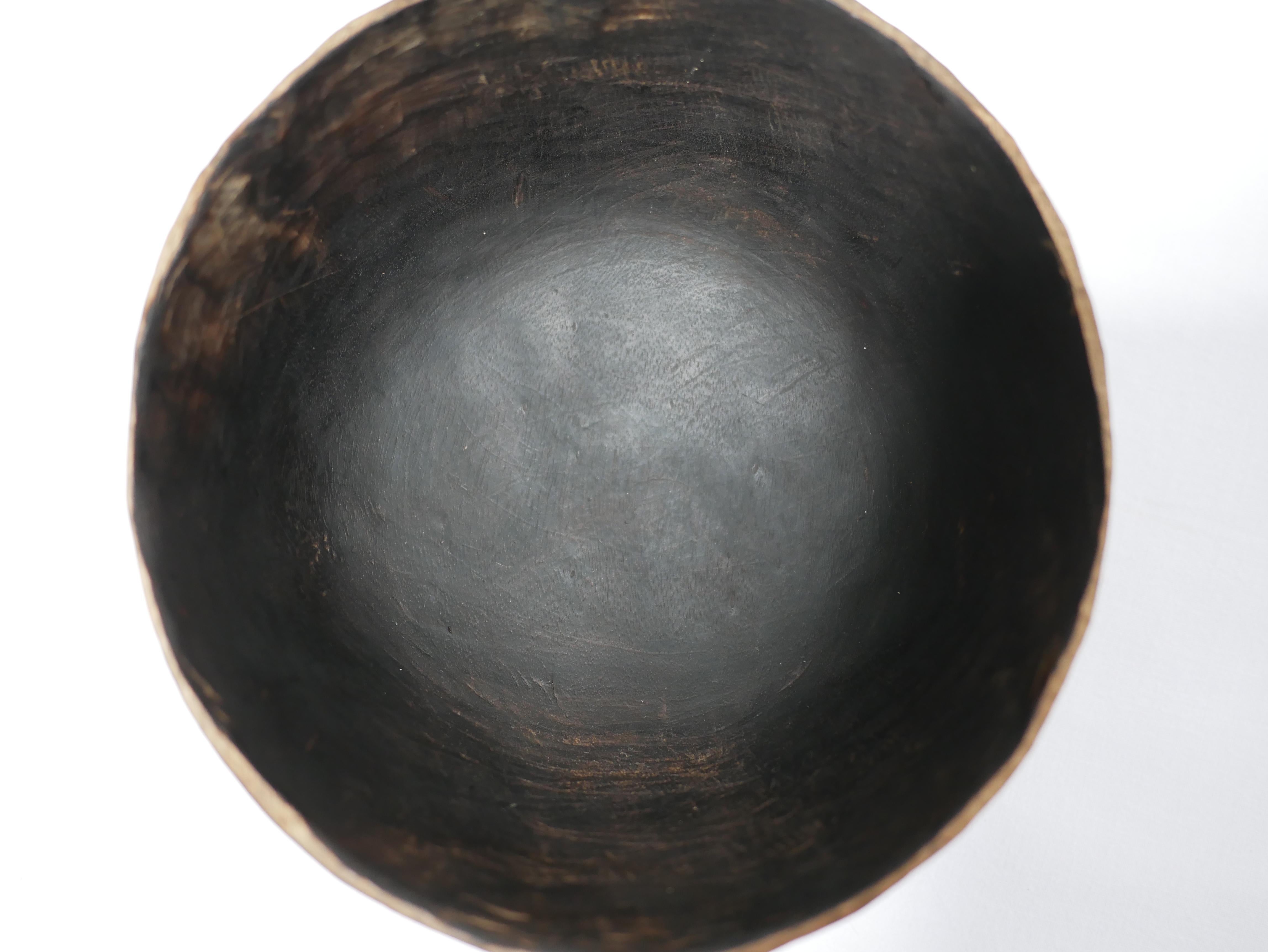 Old African wooden bowl For Sale 4