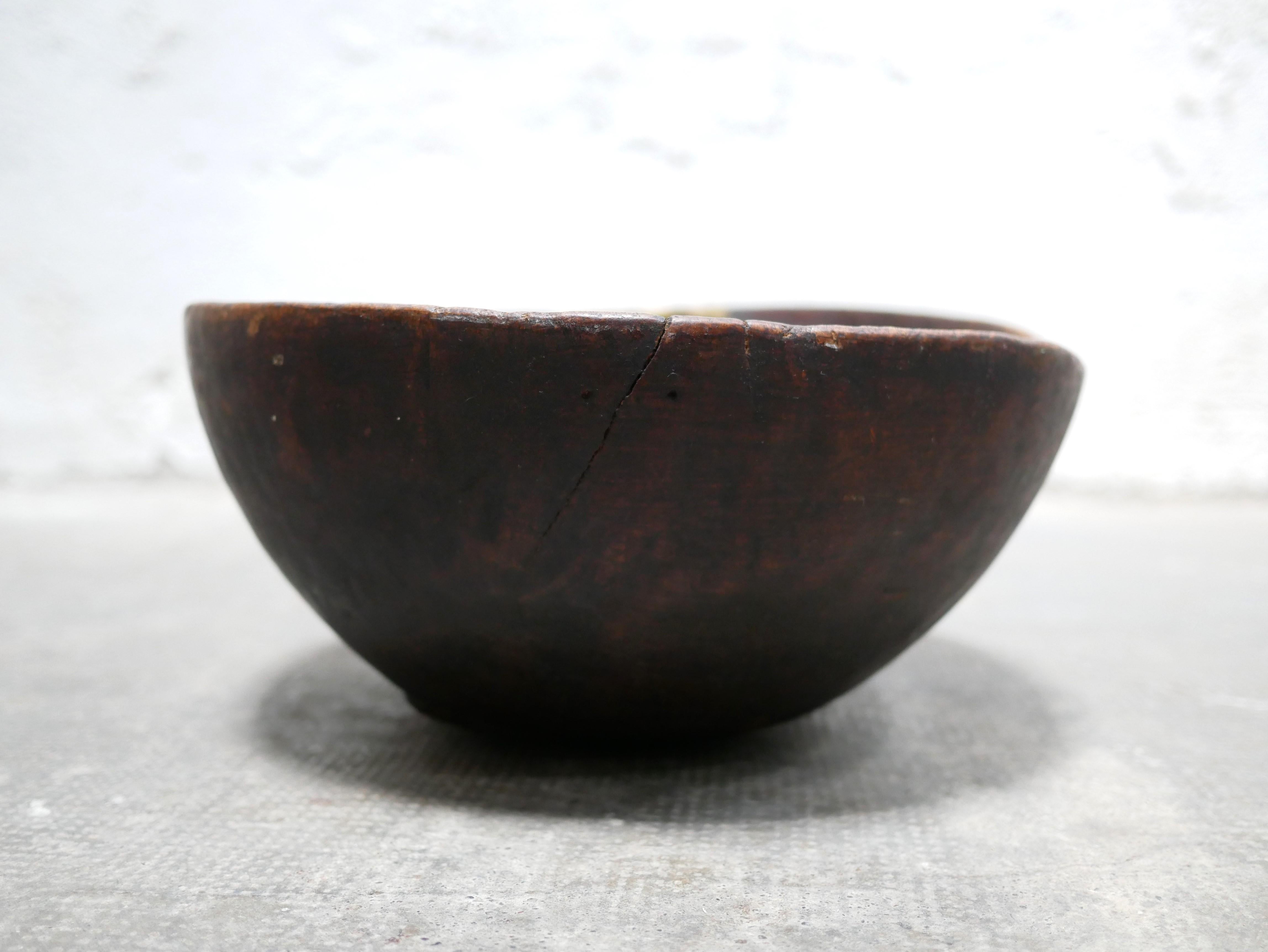 Wooden salad bowl handcrafted in Africa in the 1950s. 

With its raw shape and organic color, it will be perfect in a natural, refined and delicate decoration. Ideal in a wabi-sabi decoration. 
We simply imagine it placed on a table, a piece of