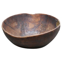 Vecchia insalatiera africana in legno