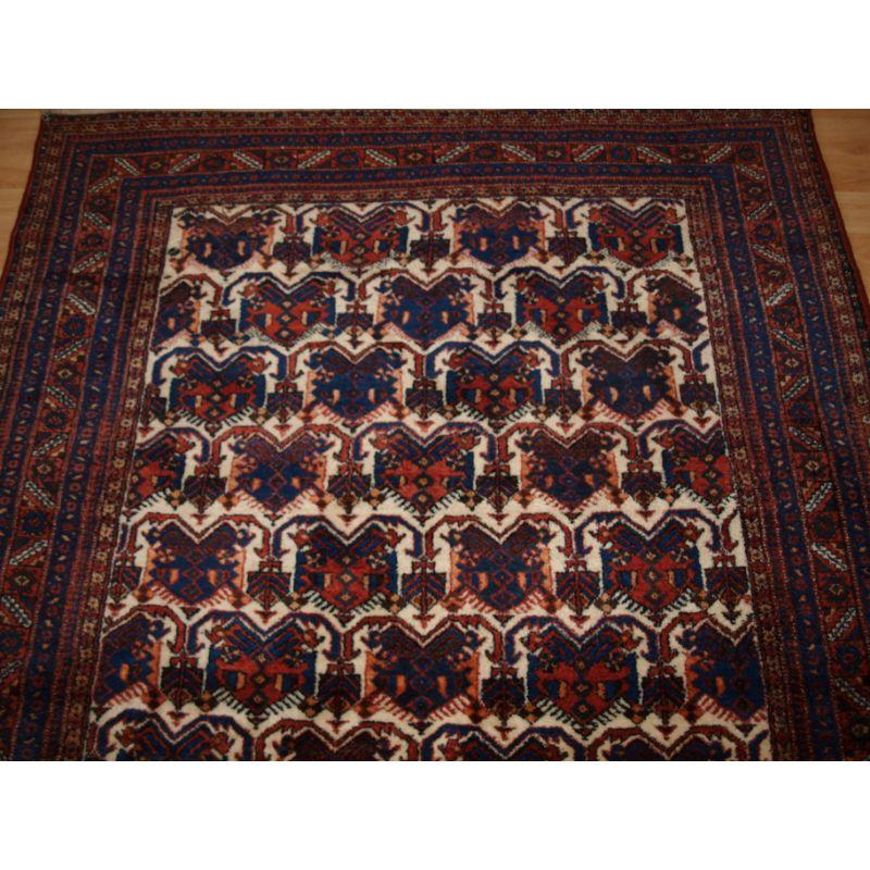 Old Afshar Teppich mit Repeat-Schildkrötenmuster auf elfenbeinfarbenem Grund (20. Jahrhundert) im Angebot