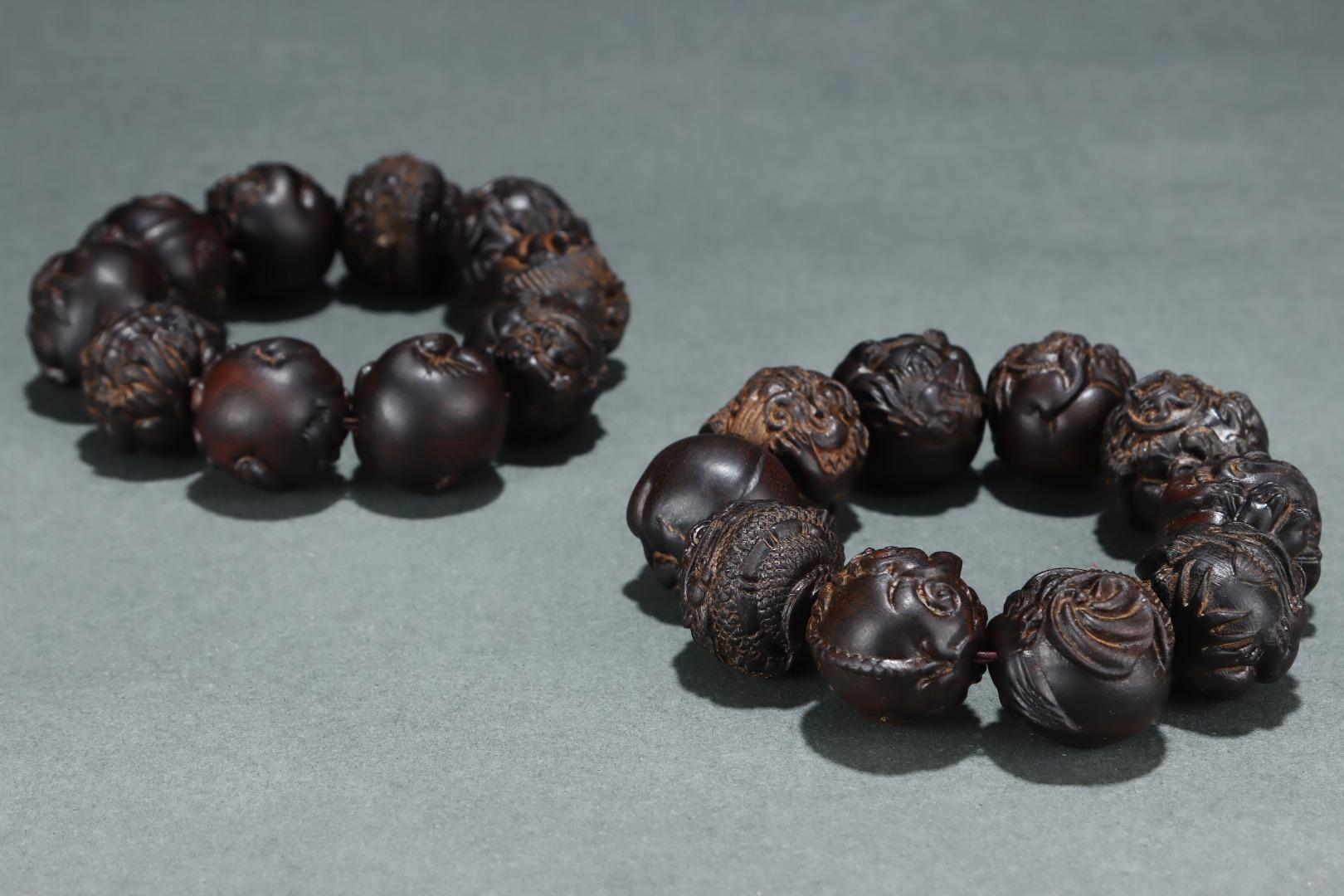 Old Agarwood Carving Golden Toad Beads Bracelets Pair For Sale 4