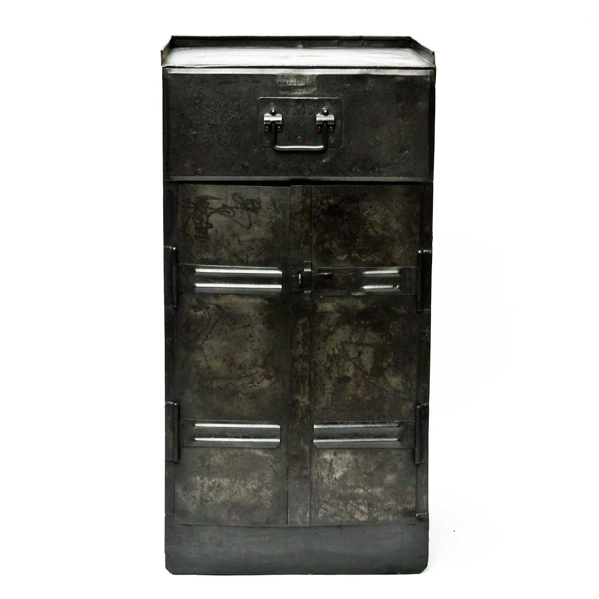 Old American Cabinet in Riveted Steel, 1942, US (Industriell)