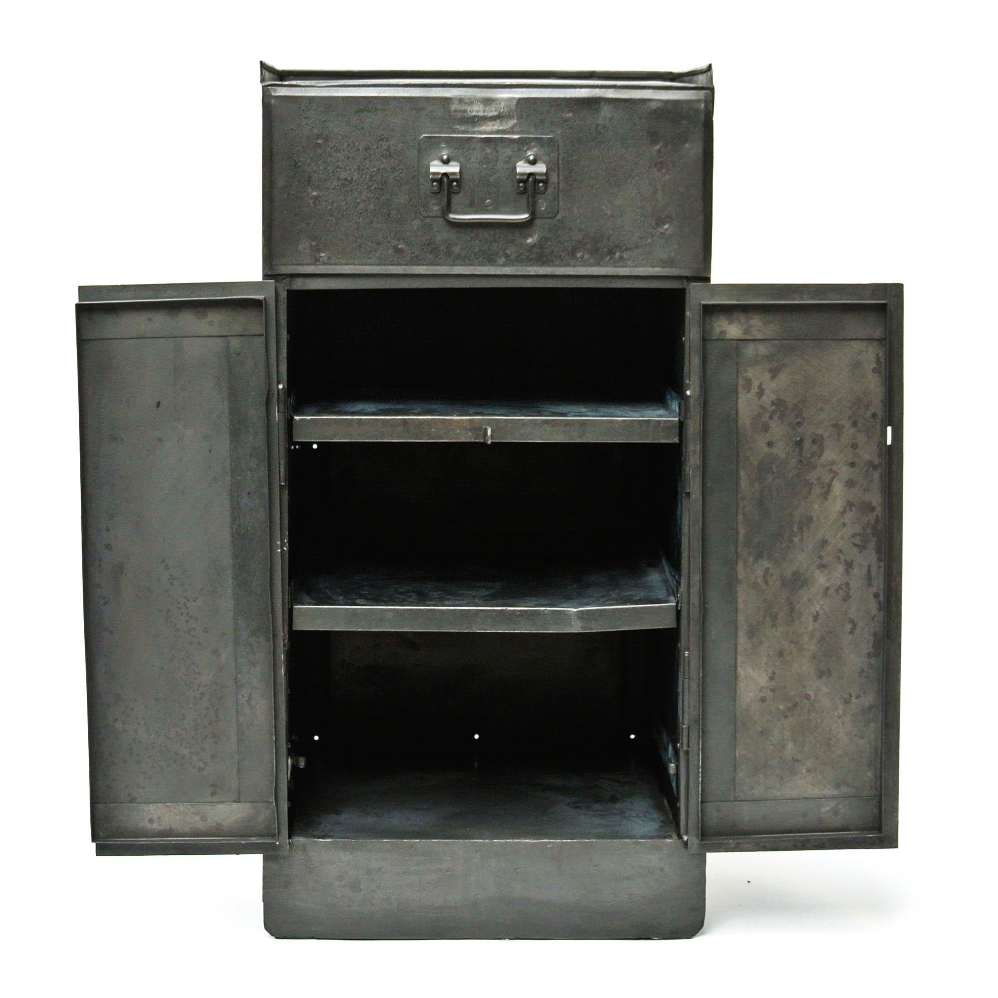 Old American Cabinet in Riveted Steel, 1942, US (Patiniert)