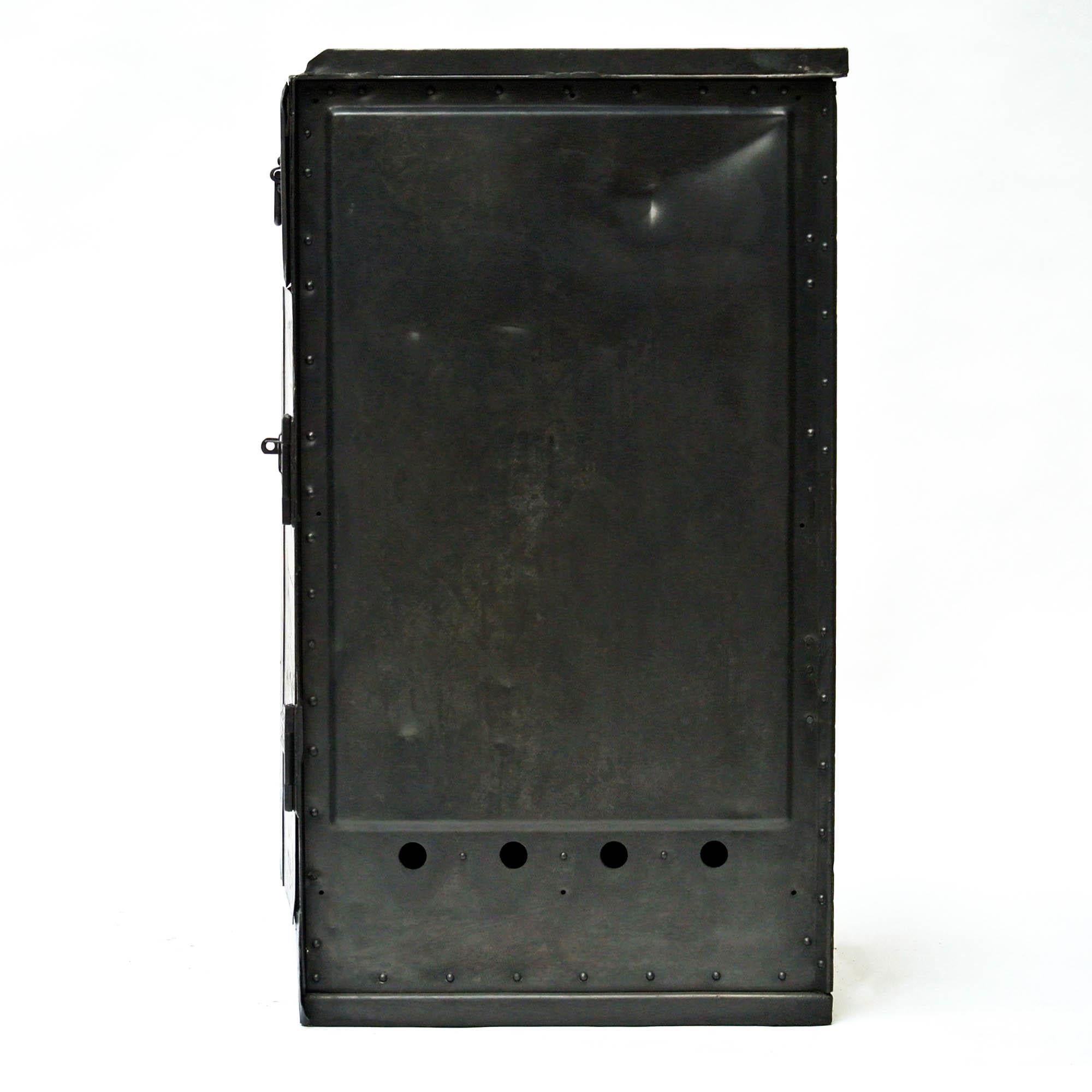 Old American Cabinet in Riveted Steel, 1942, US im Zustand „Gut“ in Saint Ouen, FR