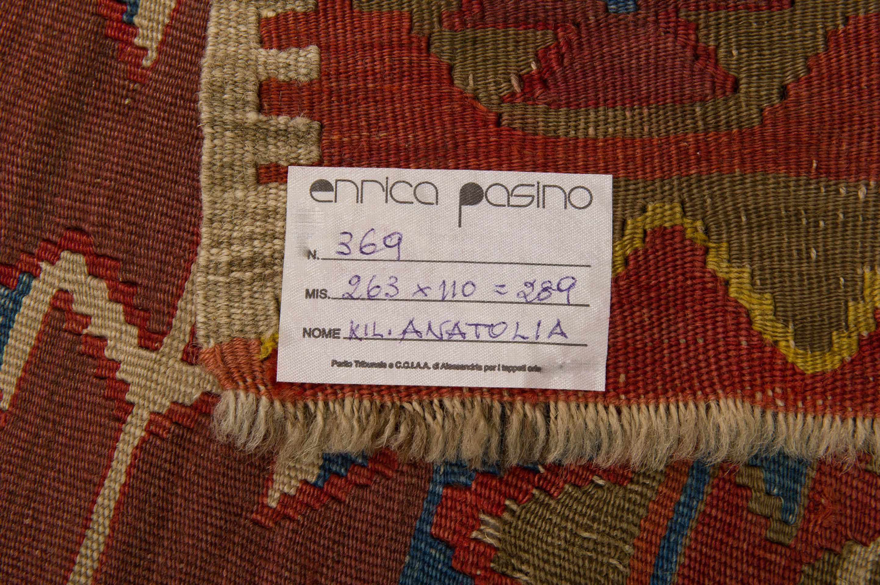 nr. 369 - Antico kilim dell'Anatolia con una vestibilità facile da regolare: davanti a una libreria o vicino a un letto; specialmente se appeso alla parete, dato che è antico. 
La foto non rende giustizia ai colori: è molto raffinato e il suo prezzo