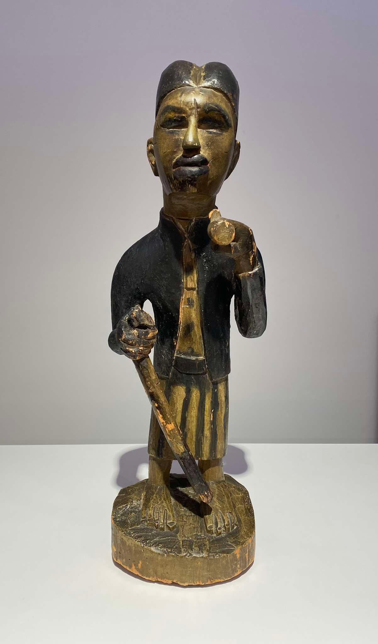 Old and exceptional funerary anthropomorphic statue from the Yombe / Kongo tribe DR Congo
Tribe : Yombe / Woyo / Kongo
Country of origin : DR Congo / Angola
Period: late 19th century
Height: 54 cm
Good condition (small chips)