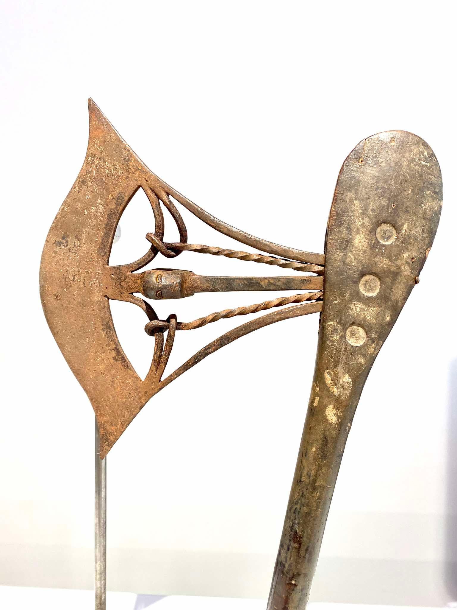Vecchio ed eccezionale Ax Songye / Songe / Nsapo Dr Congo
Tribù : Songye Nsapo
Paese DR Congo
Periodo: fine XIX - inizio XX secolo
Lunghezza totale = 36 cm lama 2 teste di ferro / Manico in legno Patina d'uso
Condizioni perfette
Qualità da museo!