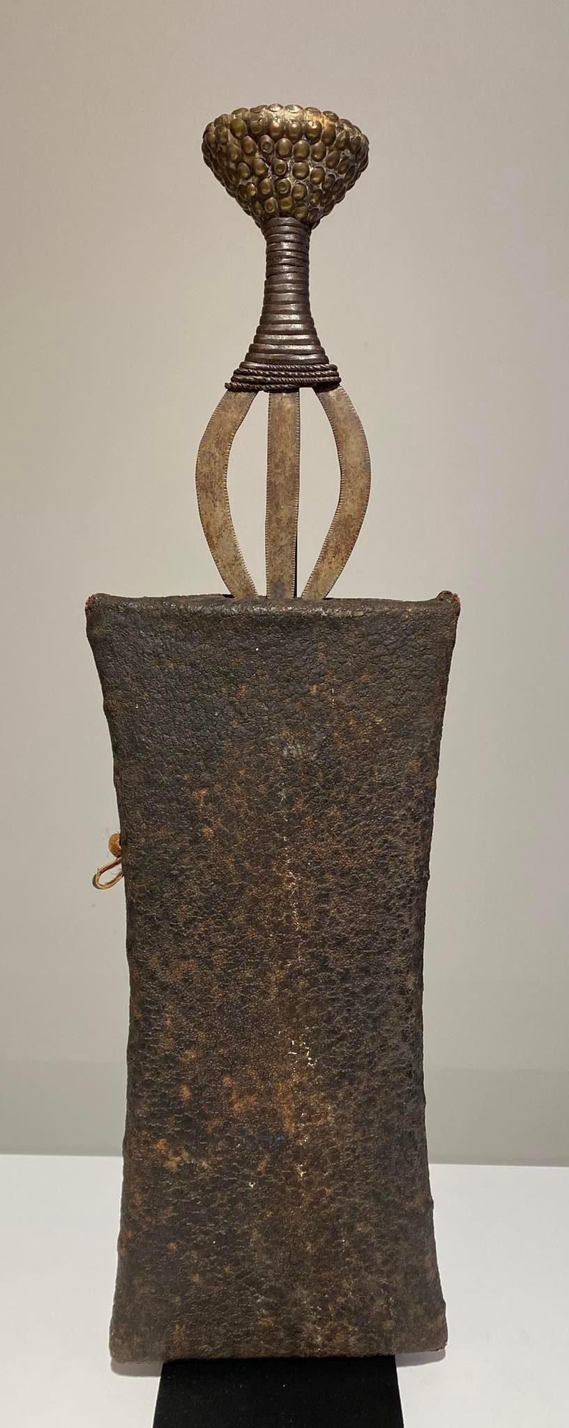 Espada Antigua Y Excepcional Ngombe / Poto / Doko - Dr Congo
Tribu : Ngombe / Poto / Doko
Periodo: 1900 - antes de 1930
Longitud: 69 cm (con vaina). Sin vaina: 62 cm
Muy bueno / Perfecto estado
¡Calidad de museo!