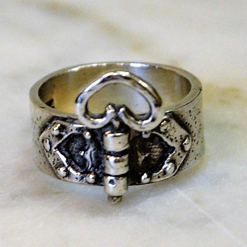 Swedish Old and Petite Silver Ring with a sweet Heart in the Front 1923, Sweden