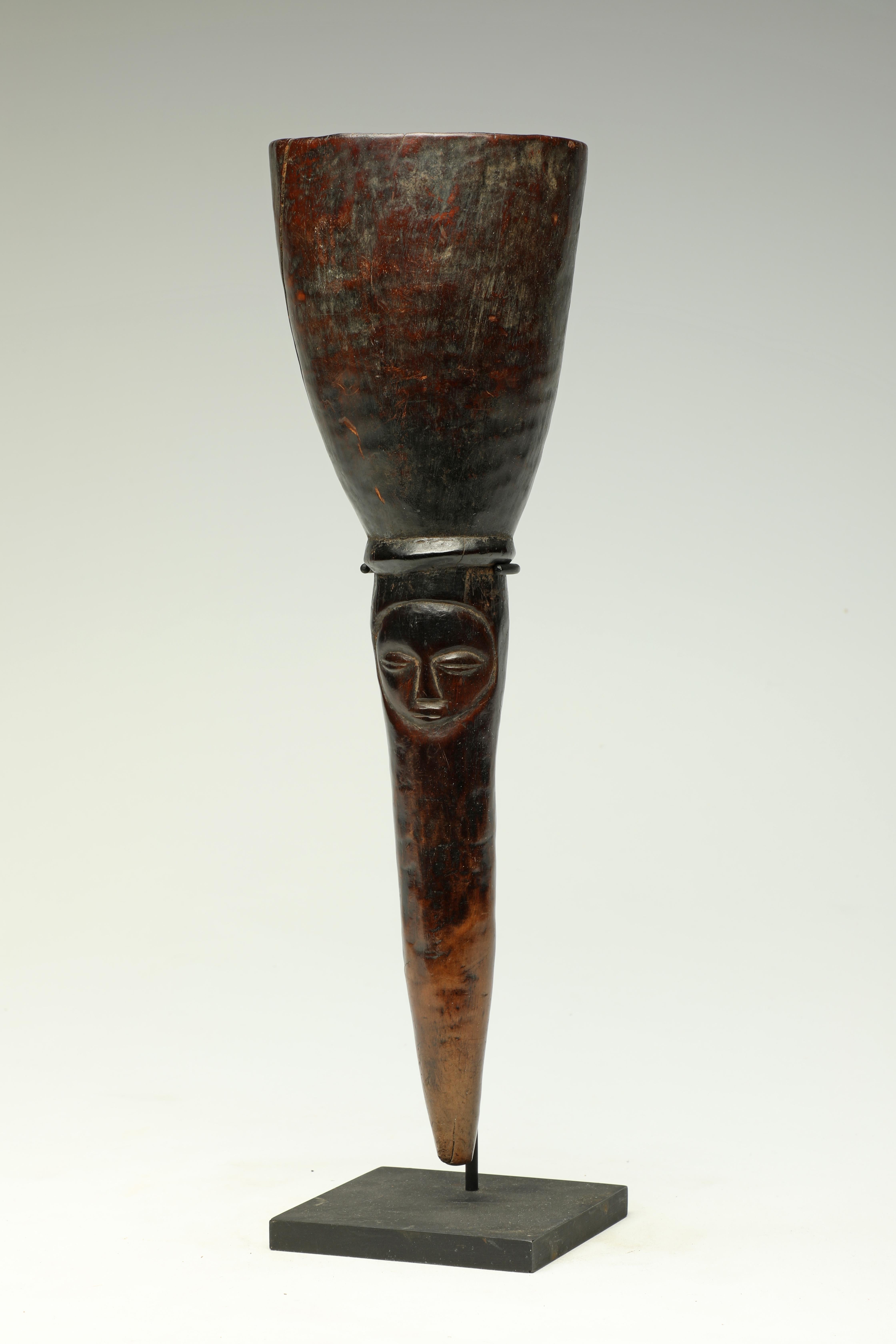 Mortier médicinal en bois de Luba, ancien et bien utilisé, avec un visage Luba classique, RDC, Afrique.
Le mortier est très usé et poli à l'extérieur en raison de nombreuses années d'utilisation, et l'intérieur présente une usure profonde. Anciennes