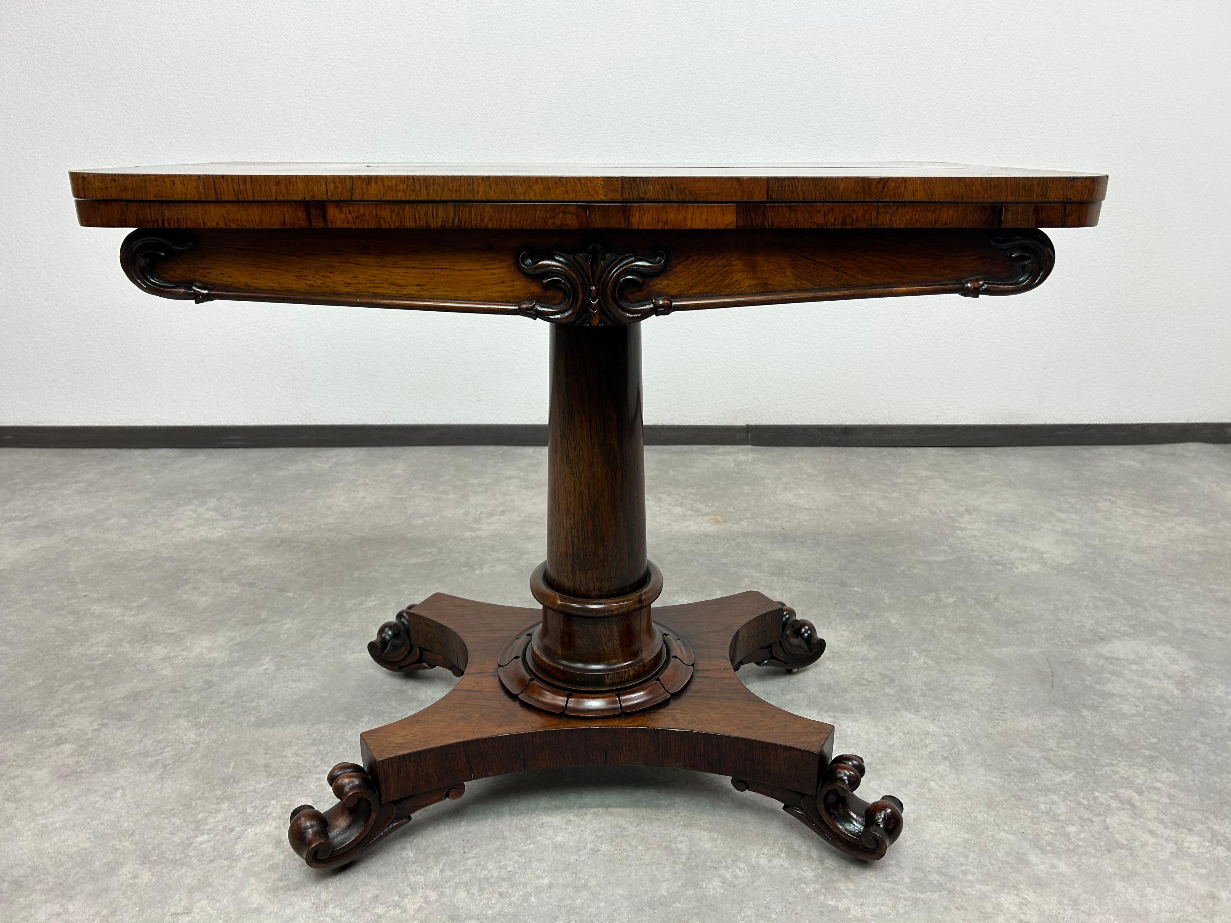 Ancienne console et table à cartes d'époque vers 1880. Les dimensions de la table à cartes sont 92x92cm. La surface a été professionnellement repolie, tissu vert d'origine.