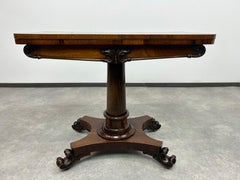 Consola y mesa de cartas antiguas