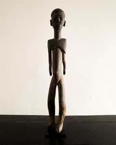 Ancienne sculpture féminine en bois Lobi produite au Burkina Faso, en Afrique