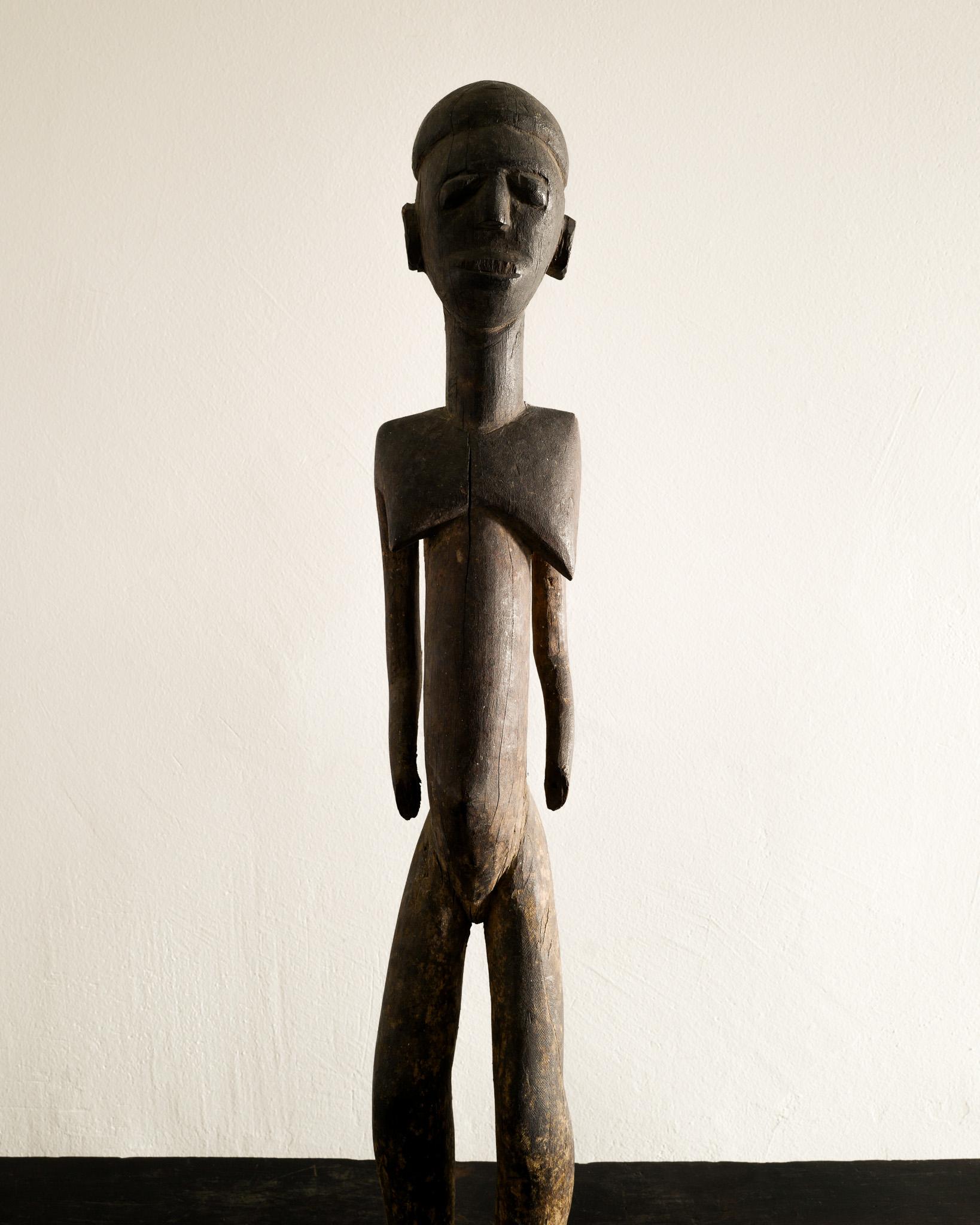 Alte antike Lobi-Holz-Skulptur einer weiblichen Figur, hergestellt in Burkina Faso, Afrika (Stammeskunst) im Angebot