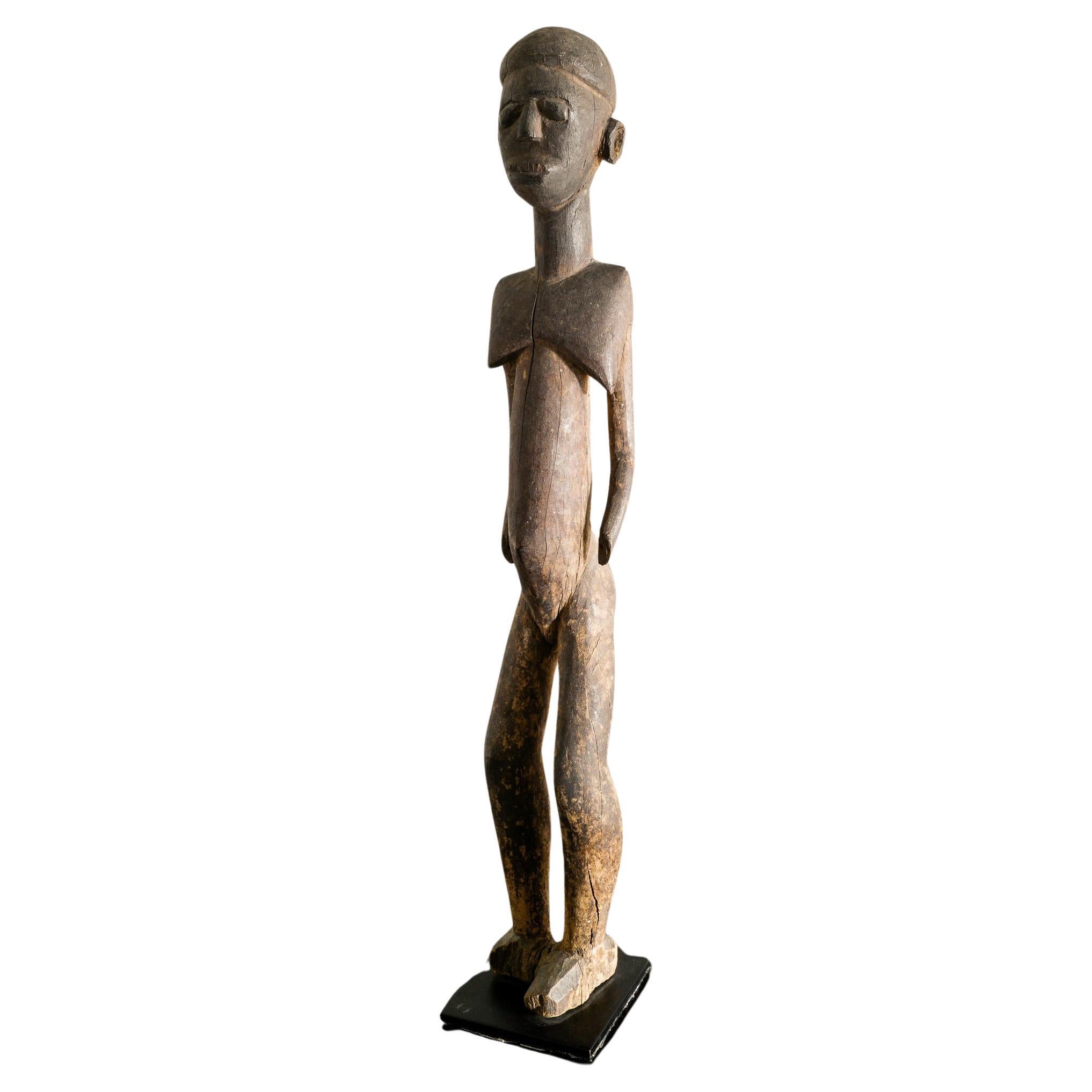 Antica scultura di figura femminile in legno Lobi prodotta in Burkina Faso, Africa