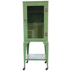 Ancienne armoire médicale ancienne en vert citron:: quincaillerie chromée