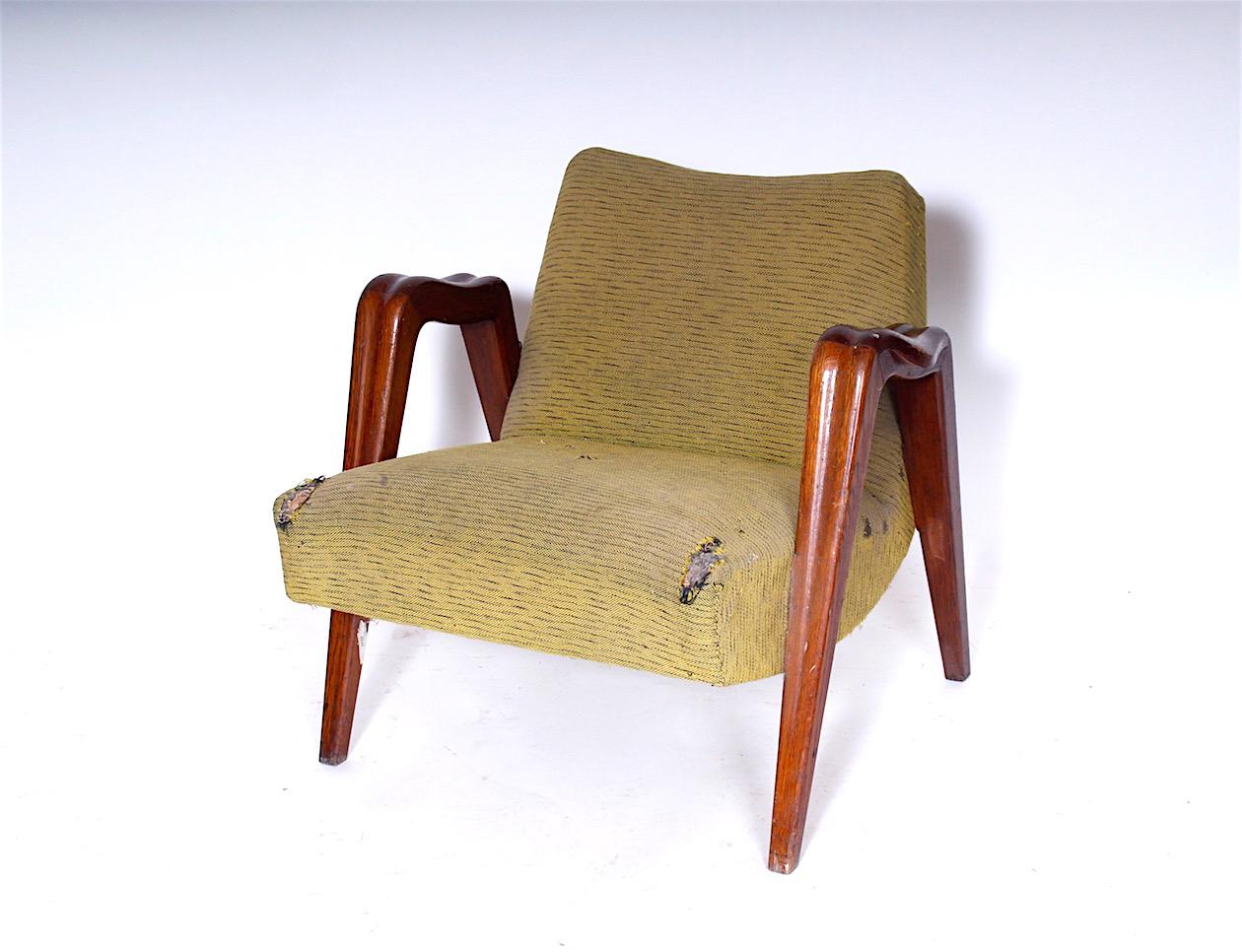 The armchair from the American designer is in its original condition, it is intended for renovation. The walnut wood is without cracks or damage.