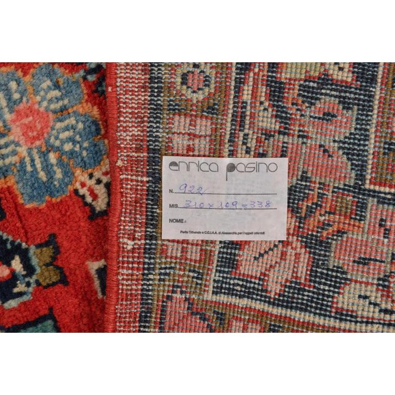No es la típica alfombra de salón, no es un camino de alfombras: el lugar adecuado es el Tuyo, para colocarla y admirarla, incluso en un ambiente moderno y sobrio (¿por qué no?).
La alfombra es robusta y elegante: sólo pide ser admirada y