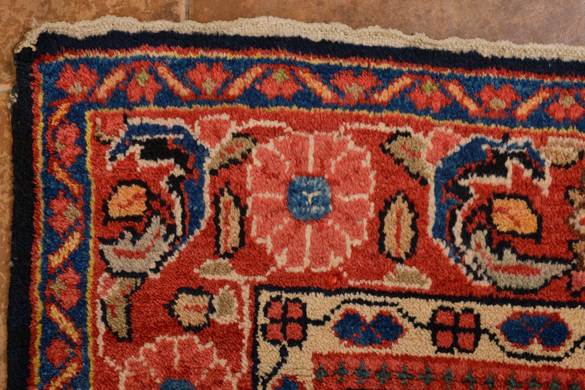Noué à la main Tapis ou tapis arménien ancien à la décoration riche en vente