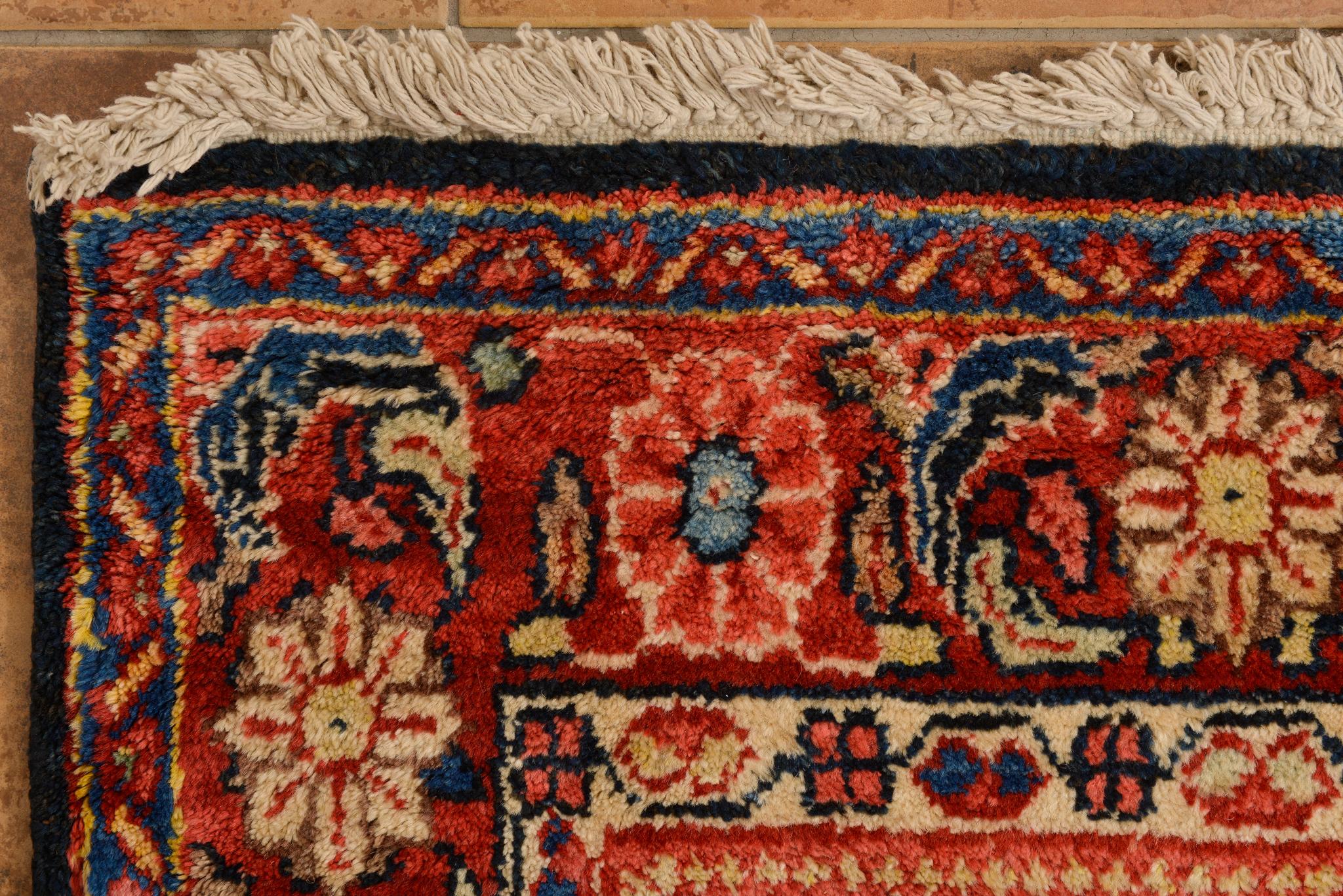 Tapis ou tapis arménien ancien à la décoration riche Excellent état - En vente à Alessandria, Piemonte