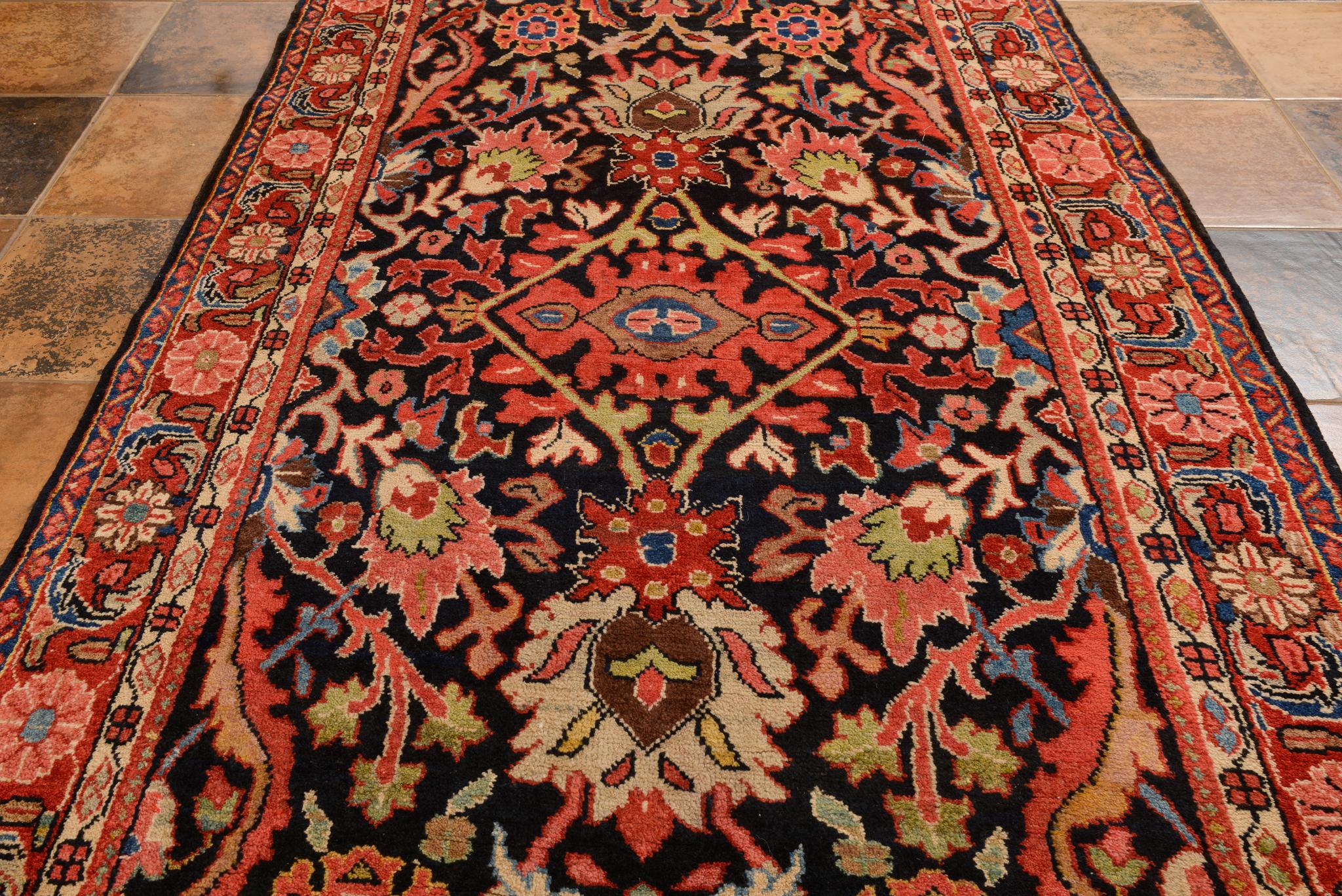 Laine Tapis ou tapis arménien ancien à la décoration riche en vente