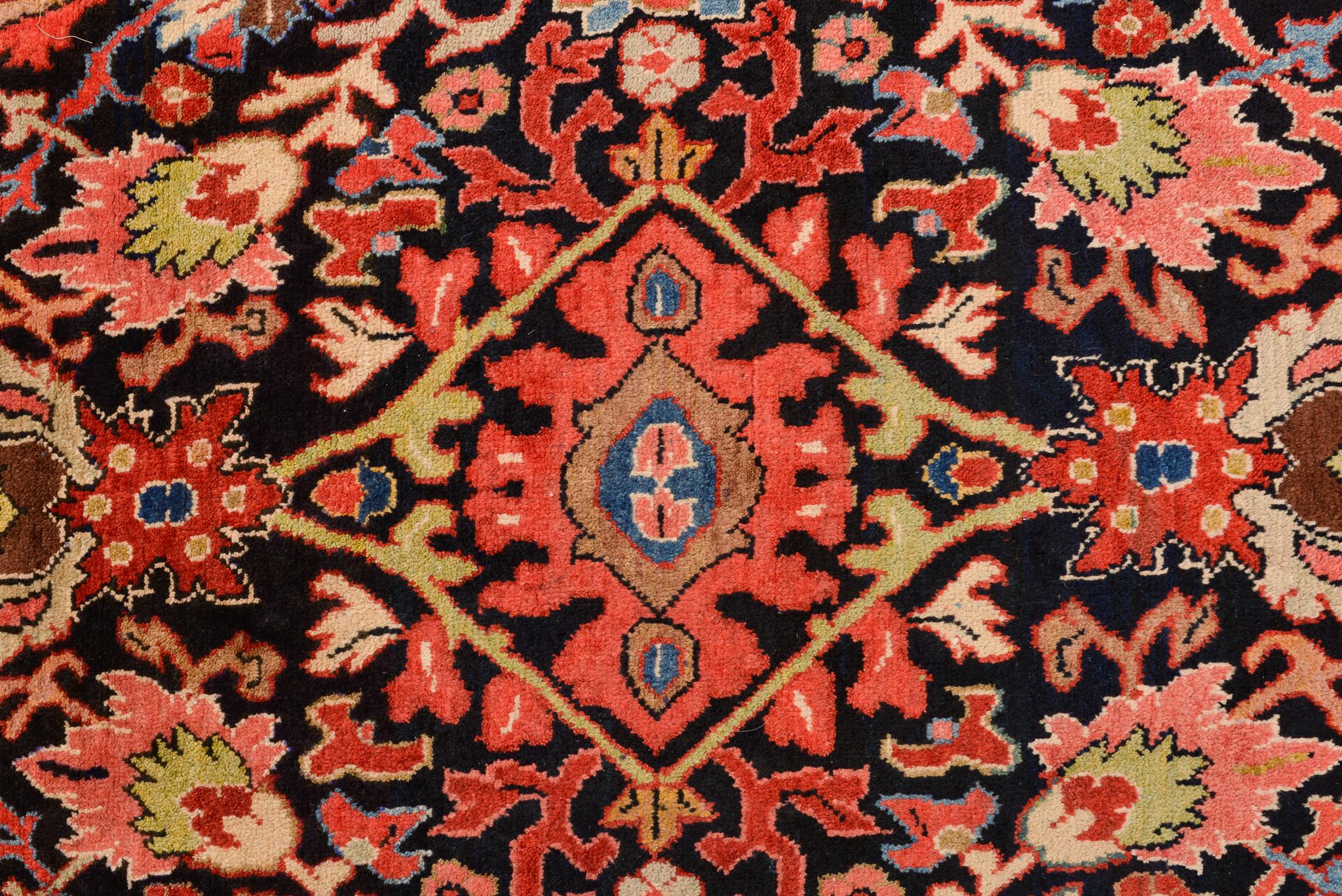 Tapis ou tapis arménien ancien à la décoration riche en vente 1
