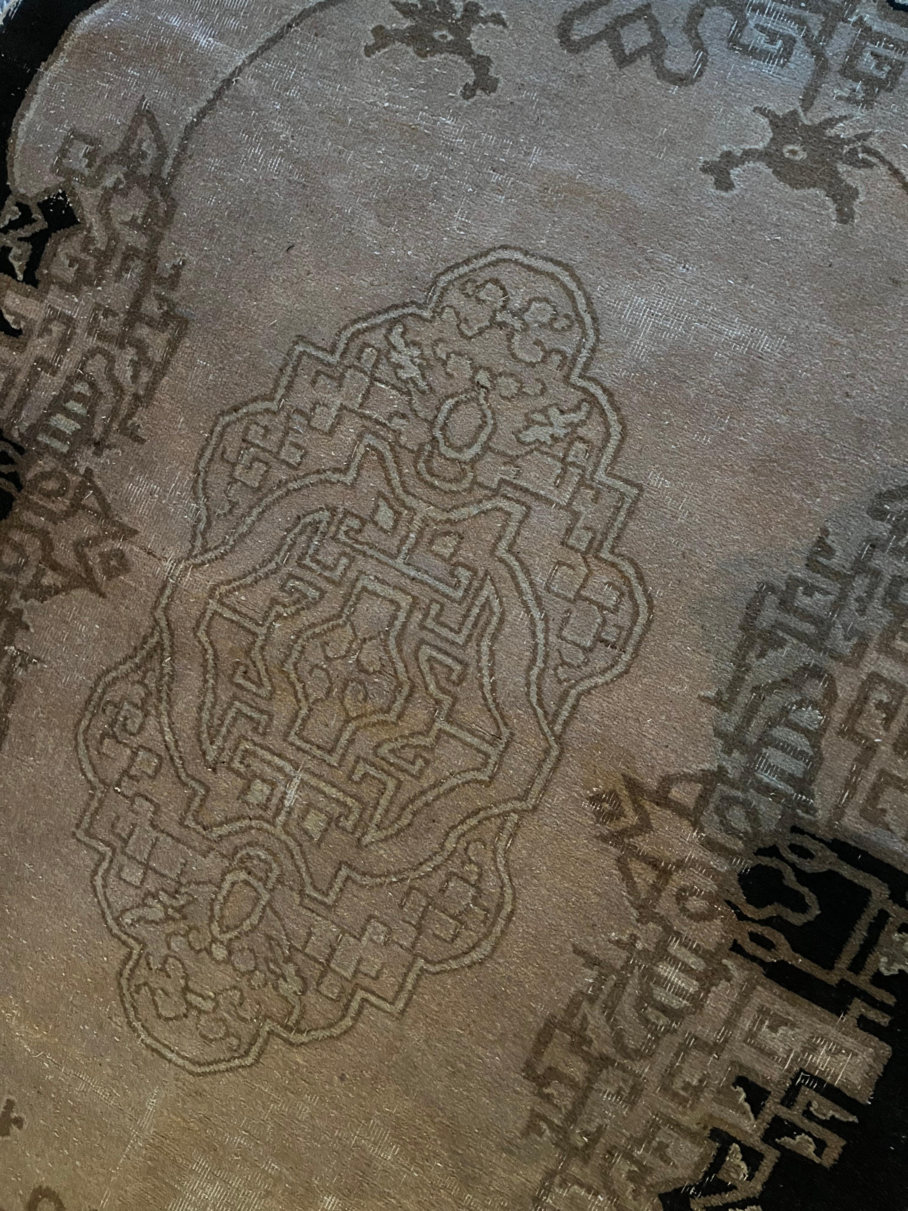 Tapis ovale Art Déco chinois ancien Abîmé - En vente à RÉDING, FR